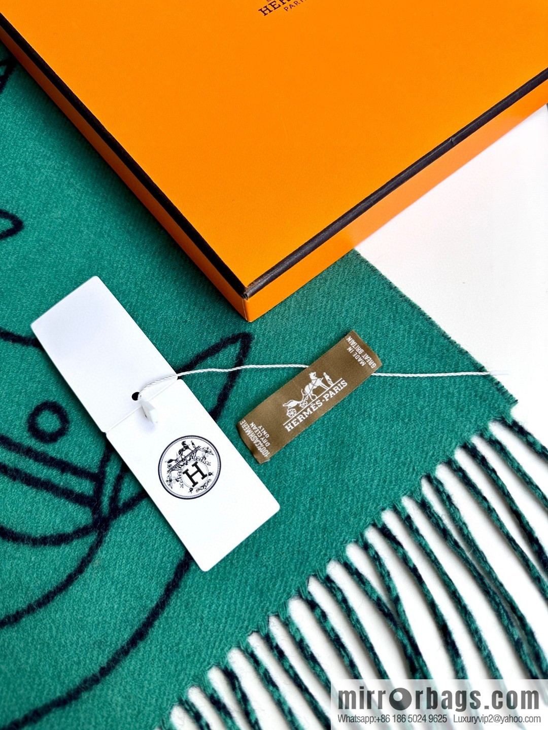 Hermès, contrasting jacquard weave Entrelacs Equestres horse head pattern scarf