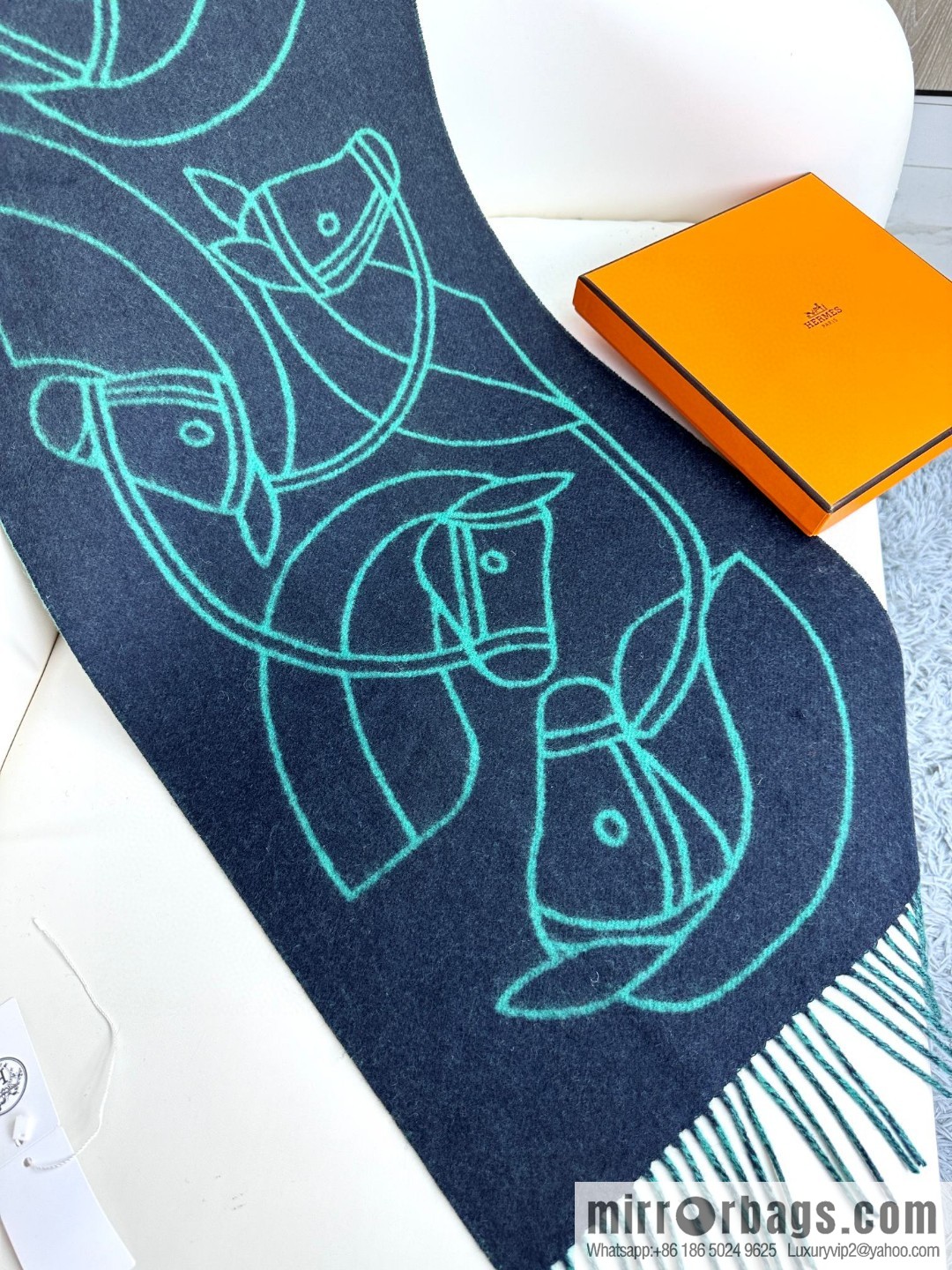 Hermès, contrasting jacquard weave Entrelacs Equestres horse head pattern scarf