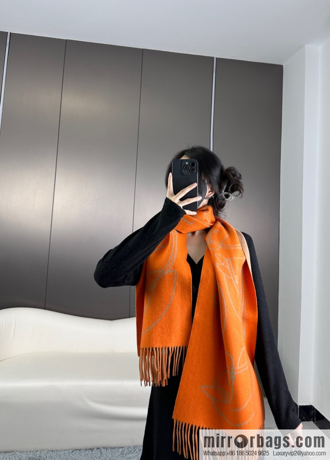 Hermès, contrasting jacquard weave Entrelacs Equestres horse head pattern scarf