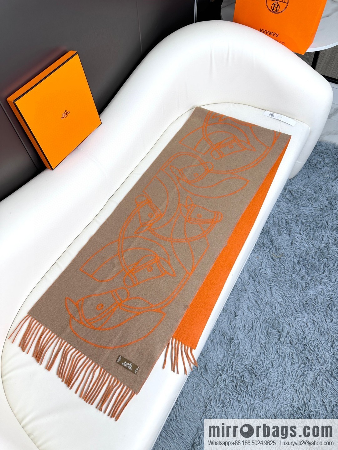 Hermès, contrasting jacquard weave Entrelacs Equestres horse head pattern scarf