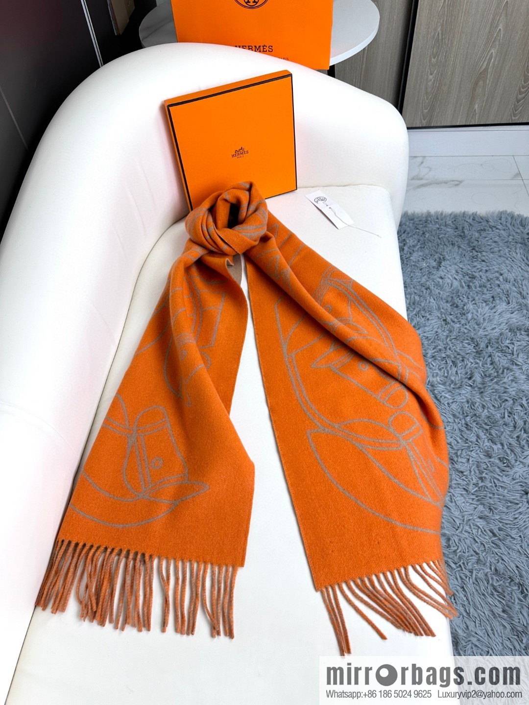 Hermès, contrasting jacquard weave Entrelacs Equestres horse head pattern scarf