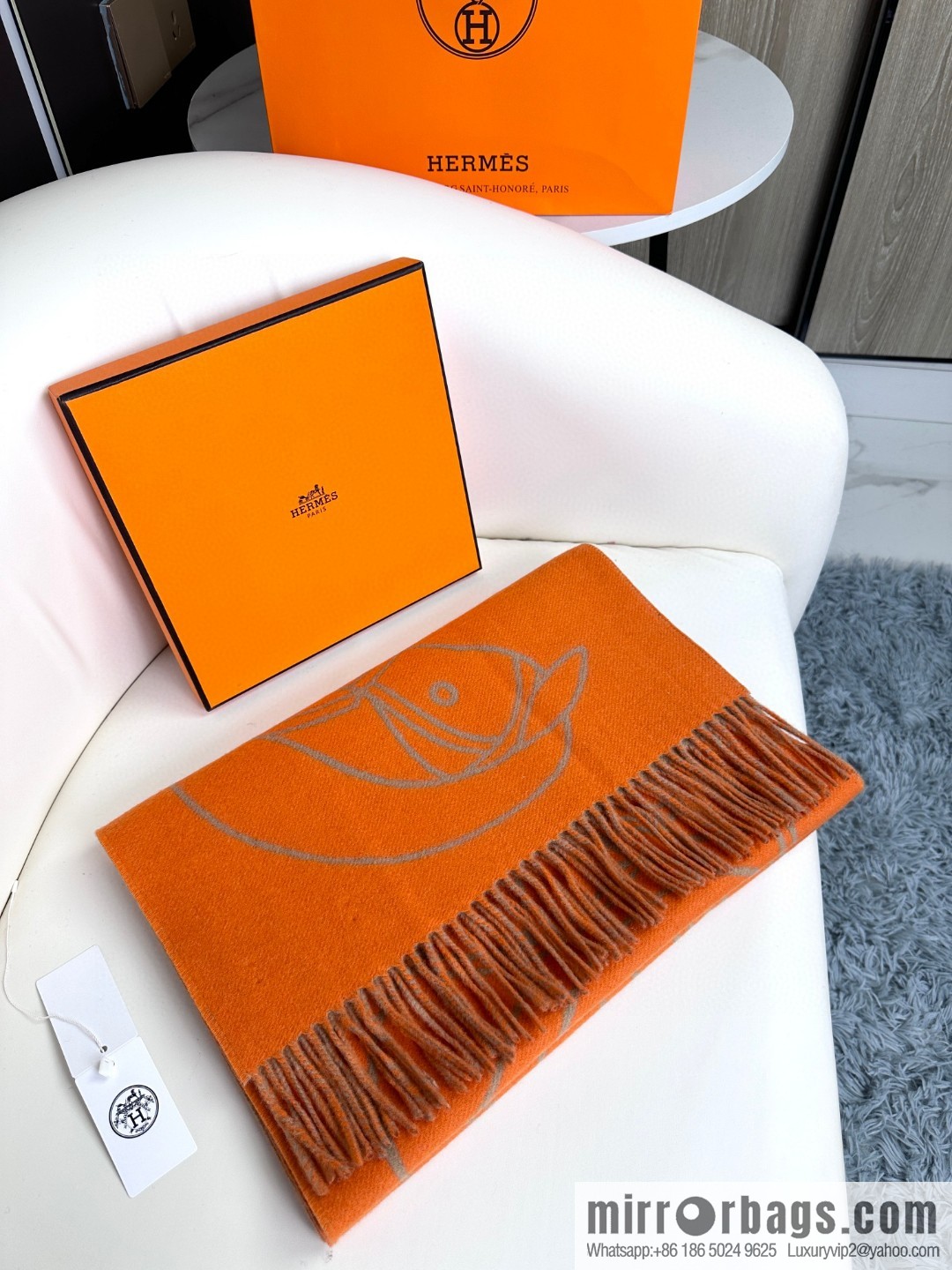 Hermès, contrasting jacquard weave Entrelacs Equestres horse head pattern scarf