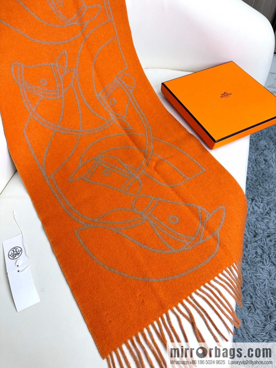 Hermès, contrasting jacquard weave Entrelacs Equestres horse head pattern scarf