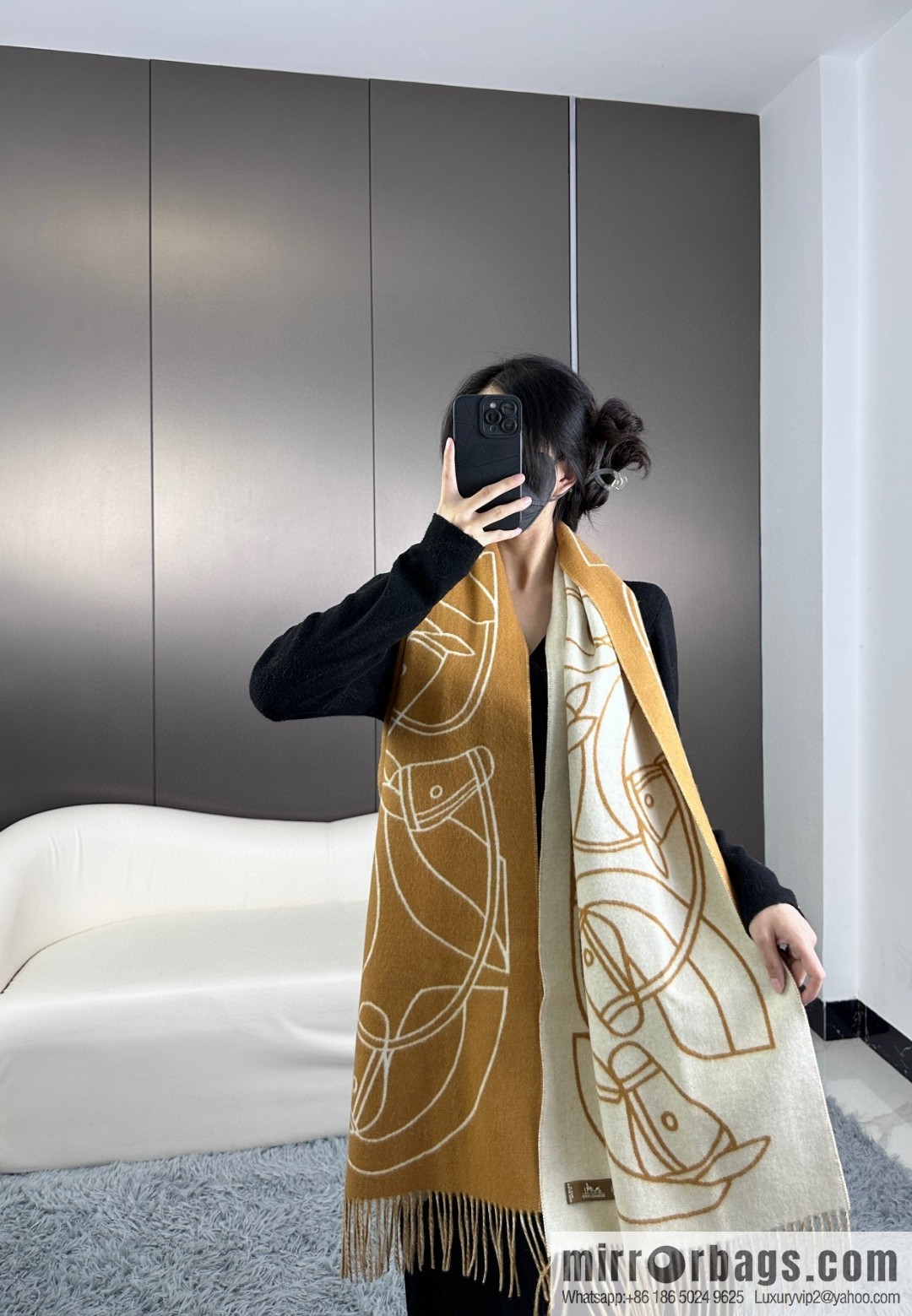 Hermès, contrasting jacquard weave Entrelacs Equestres horse head pattern scarf