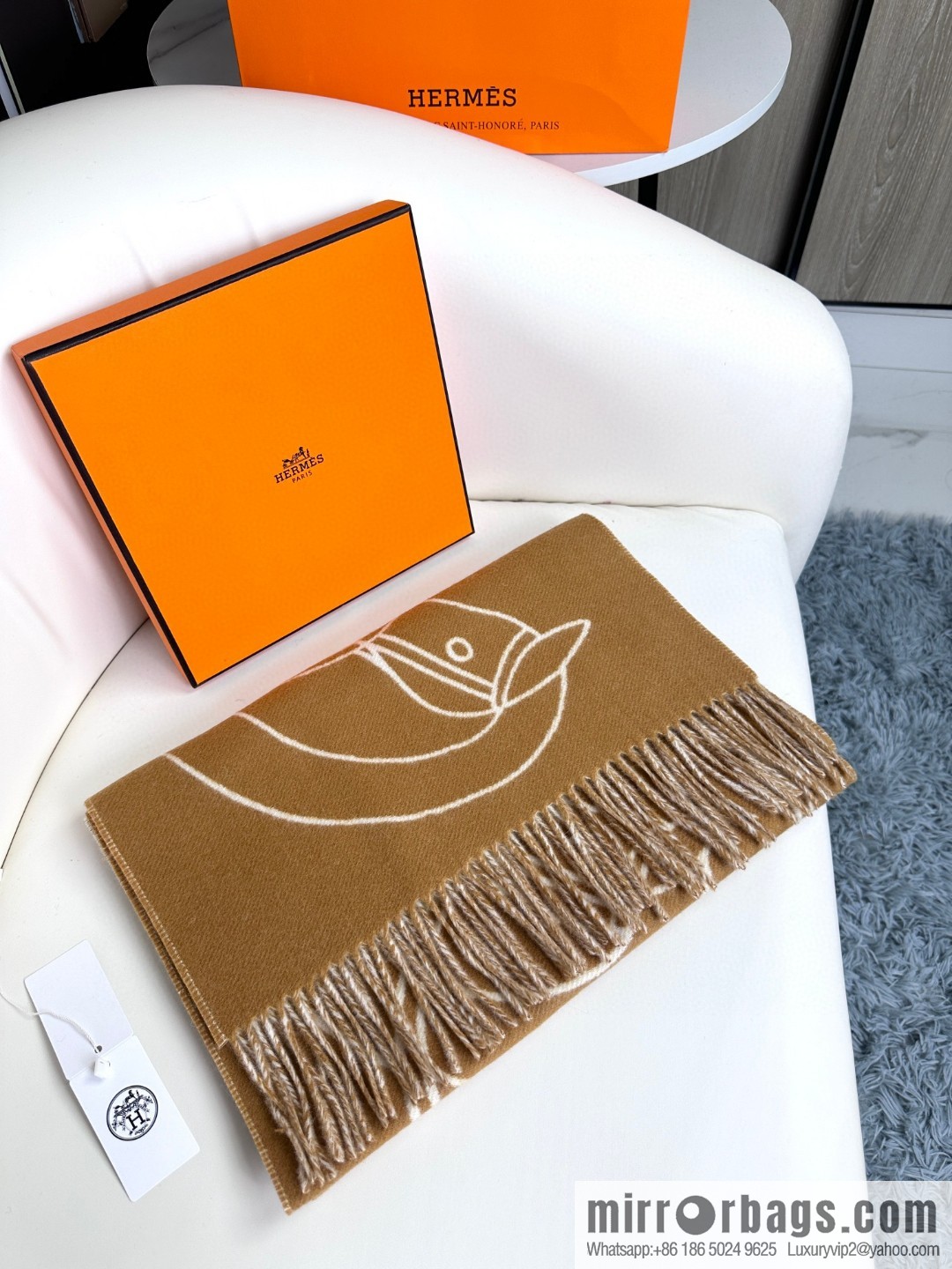 Hermès, contrasting jacquard weave Entrelacs Equestres horse head pattern scarf