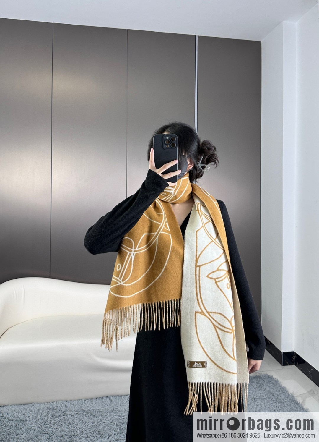 Hermès, contrasting jacquard weave Entrelacs Equestres horse head pattern scarf