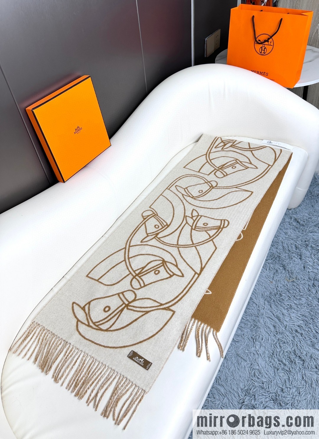 Hermès, contrasting jacquard weave Entrelacs Equestres horse head pattern scarf