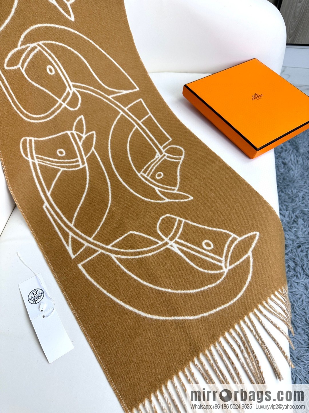 Hermès, contrasting jacquard weave Entrelacs Equestres horse head pattern scarf