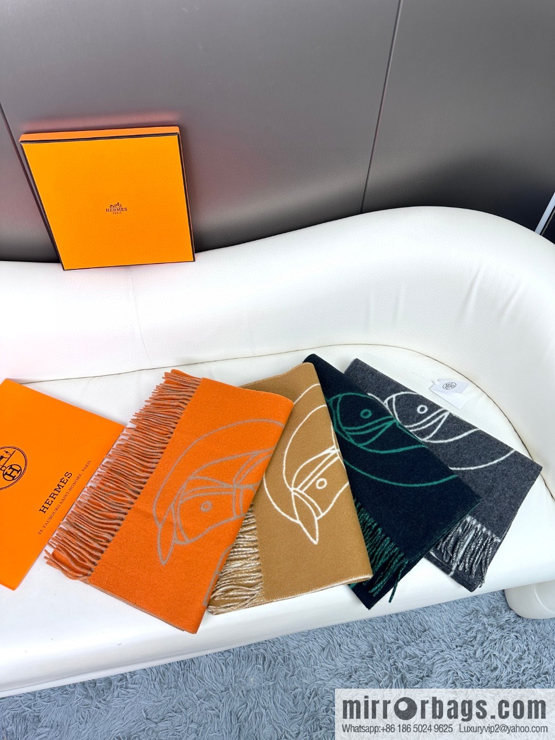 Hermès, contrasting jacquard weave Entrelacs Equestres horse head pattern scarf