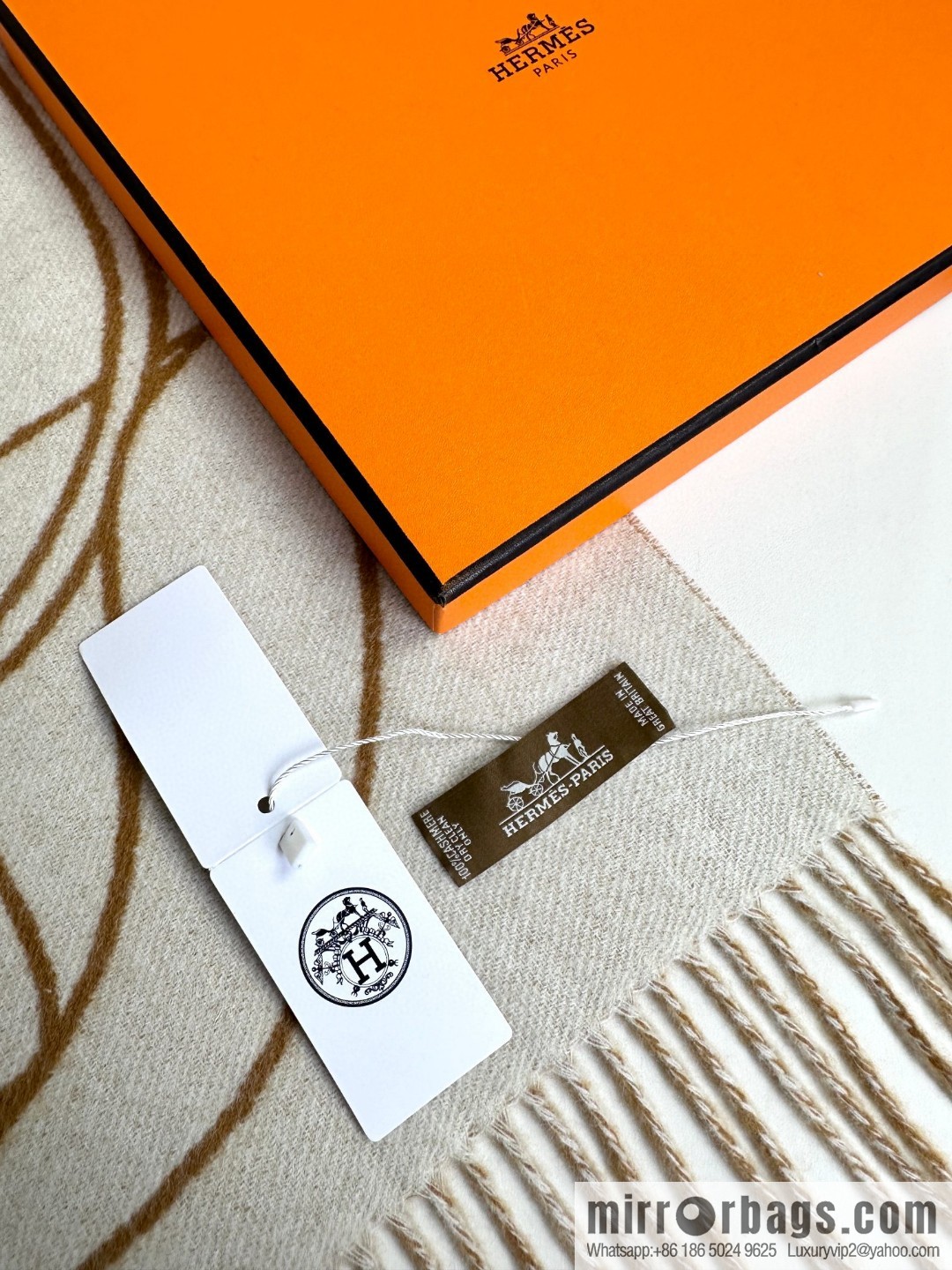 Hermès, contrasting jacquard weave Entrelacs Equestres horse head pattern scarf