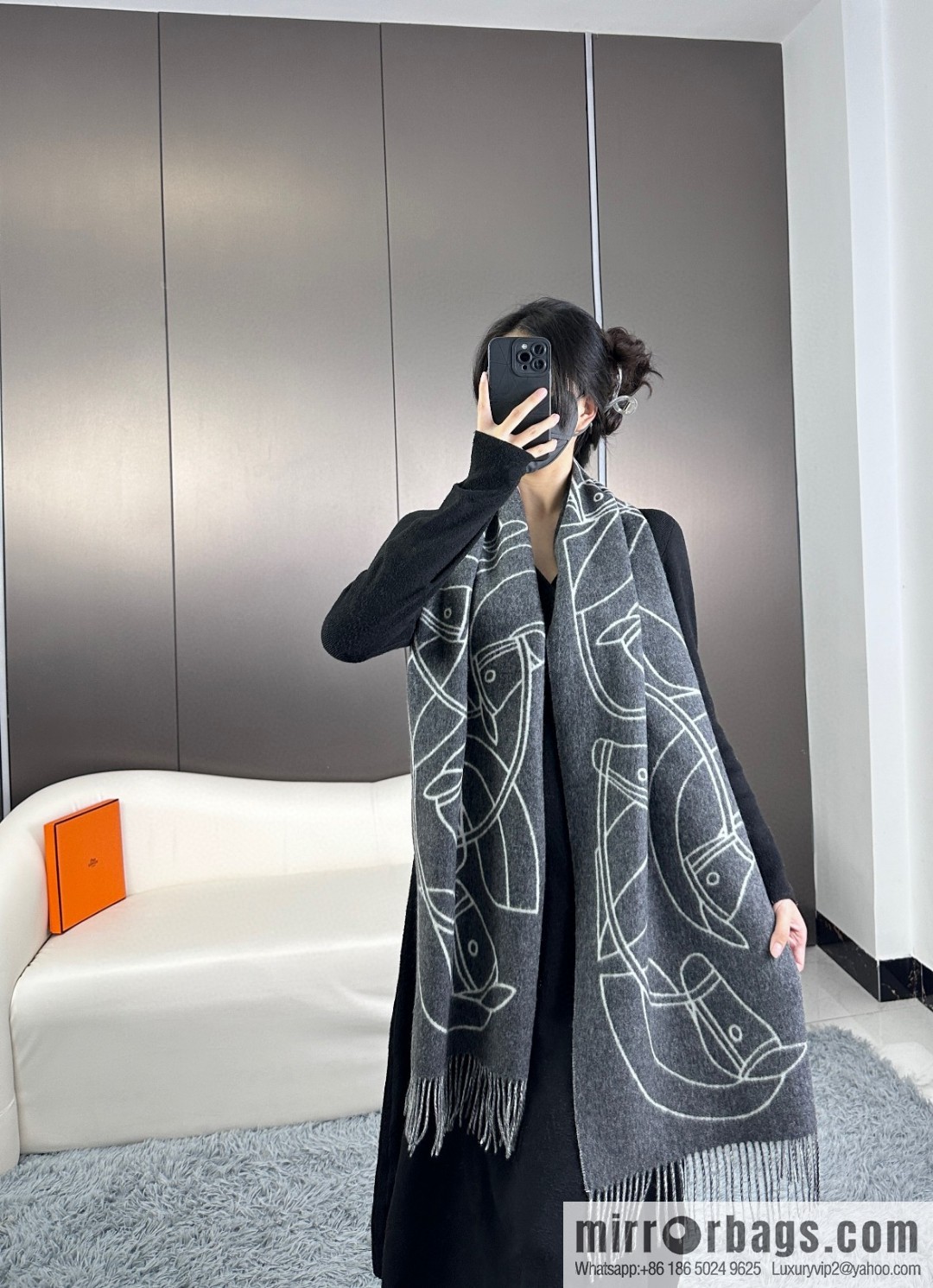 Hermès, contrasting jacquard weave Entrelacs Equestres horse head pattern scarf
