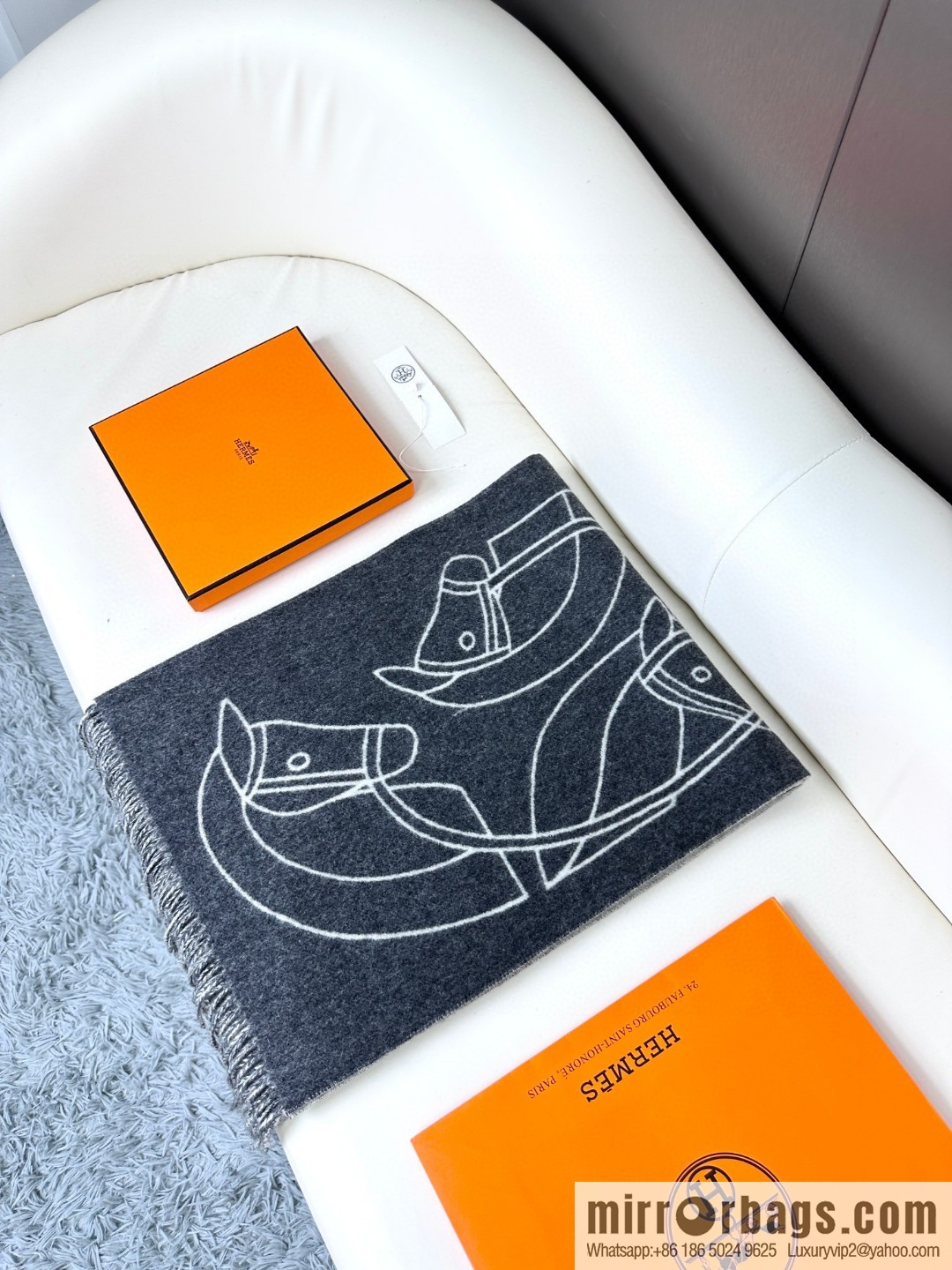 Hermès, contrasting jacquard weave Entrelacs Equestres horse head pattern scarf
