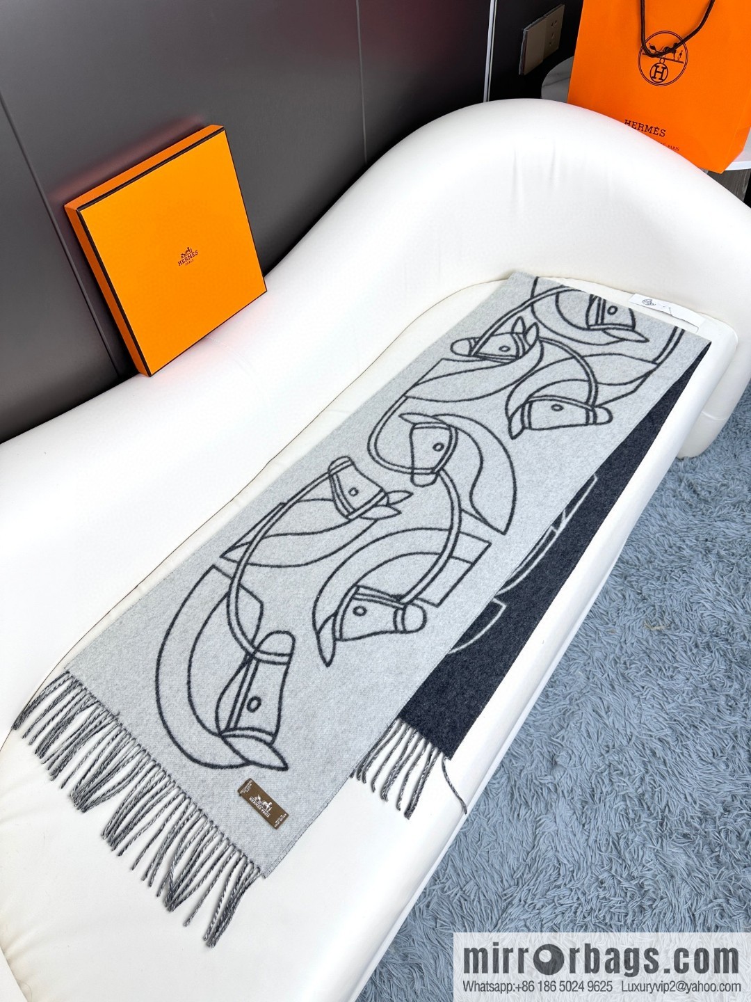 Hermès, contrasting jacquard weave Entrelacs Equestres horse head pattern scarf