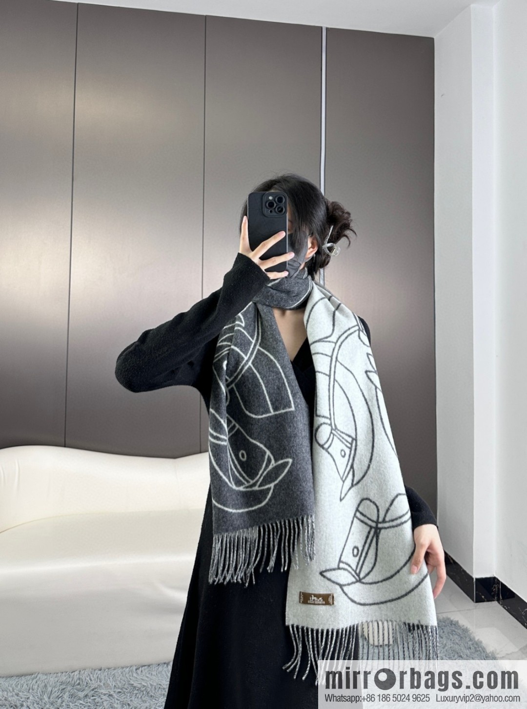 Hermès, contrasting jacquard weave Entrelacs Equestres horse head pattern scarf