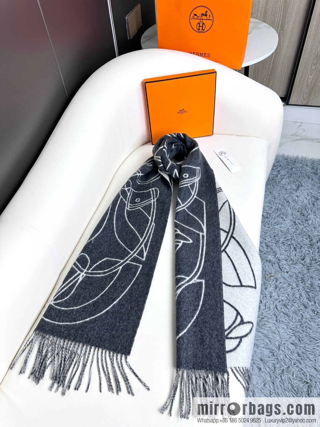 Hermès, contrasting jacquard weave Entrelacs Equestres horse head pattern scarf