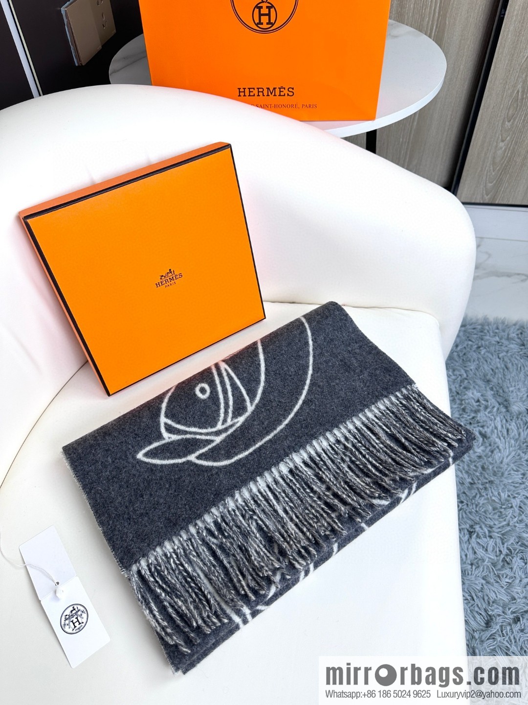 Hermès, contrasting jacquard weave Entrelacs Equestres horse head pattern scarf