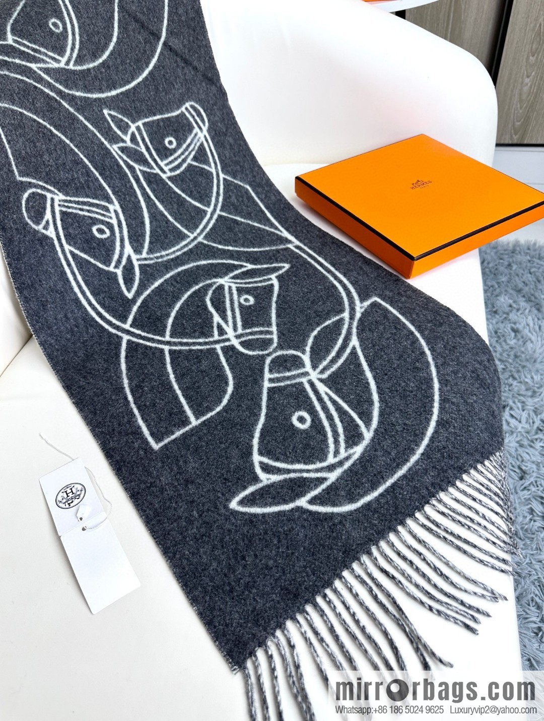 Hermès, contrasting jacquard weave Entrelacs Equestres horse head pattern scarf