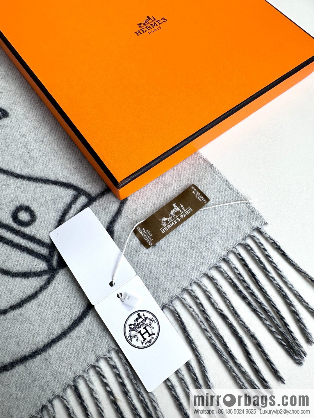 Hermès, contrasting jacquard weave Entrelacs Equestres horse head pattern scarf
