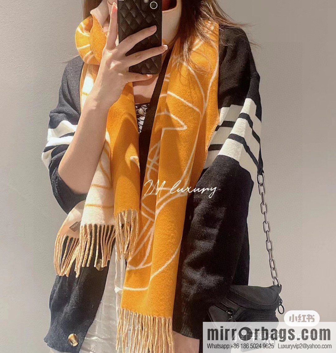 Hermès, contrasting jacquard weave Entrelacs Equestres horse head pattern scarf