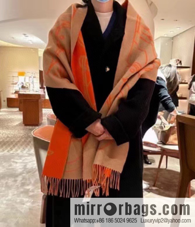 Hermès, contrasting jacquard weave Entrelacs Equestres horse head pattern scarf