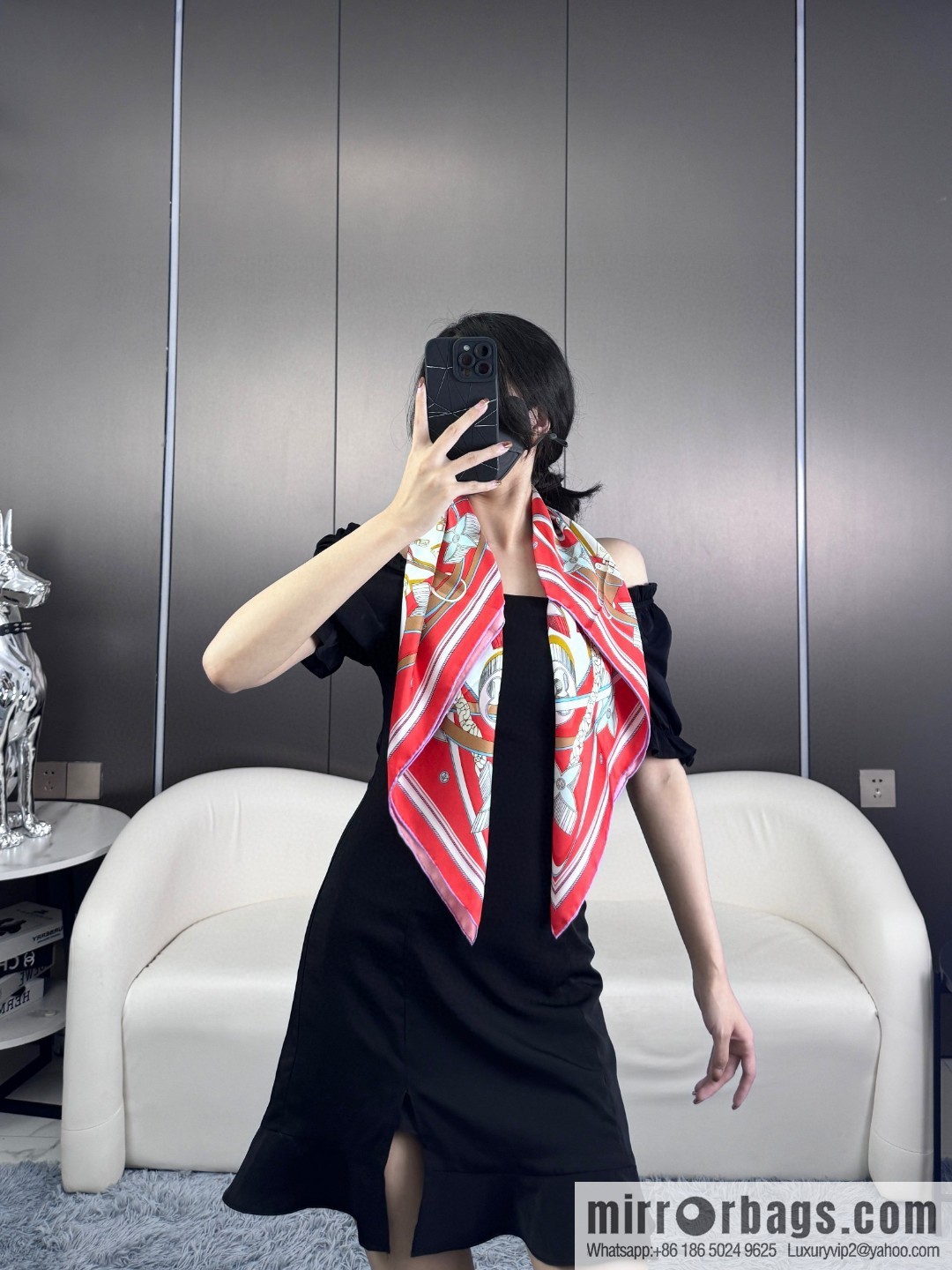 LV [L three-dimensional relief pattern 90] silk printing square towel