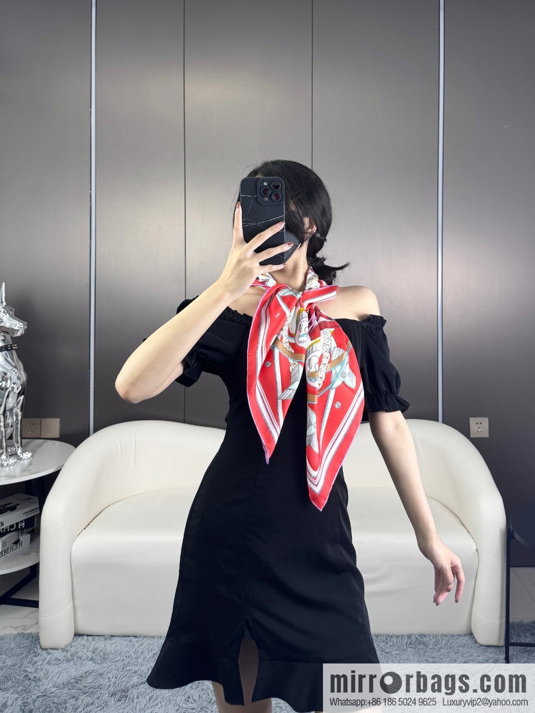 LV [L three-dimensional relief pattern 90] silk printing square towel