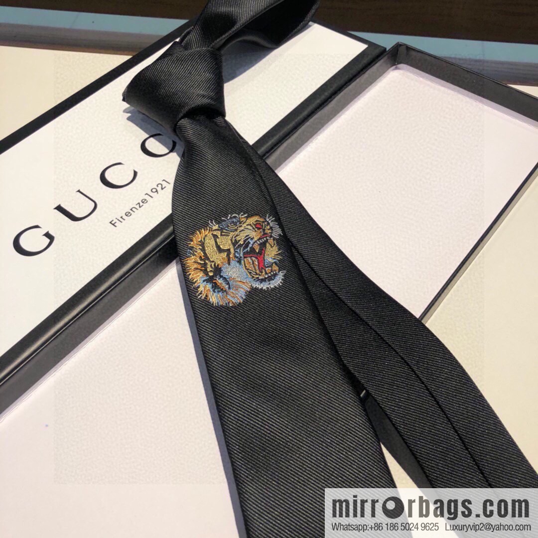 GUCCI Gucci tiger pattern silk tie