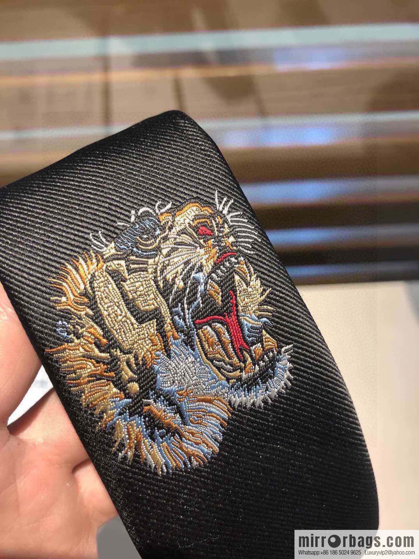 GUCCI Gucci tiger pattern silk tie