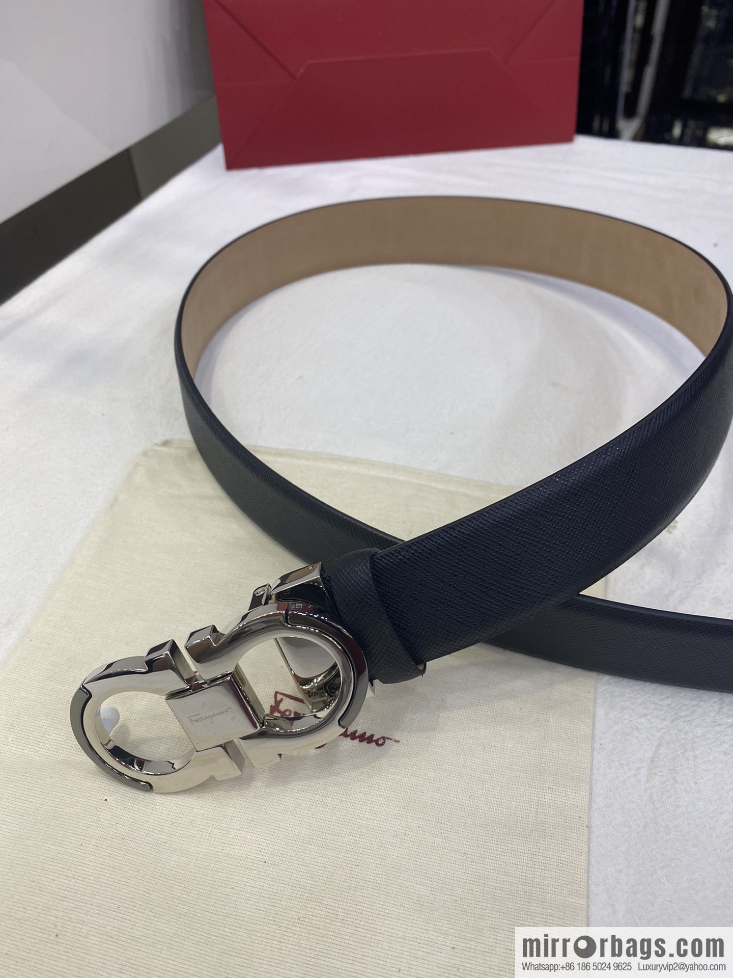 Ferragamo's new 3.5cm Gancio double-circle intercolored edge metal clip buckle, with the first layer of cowhide belt