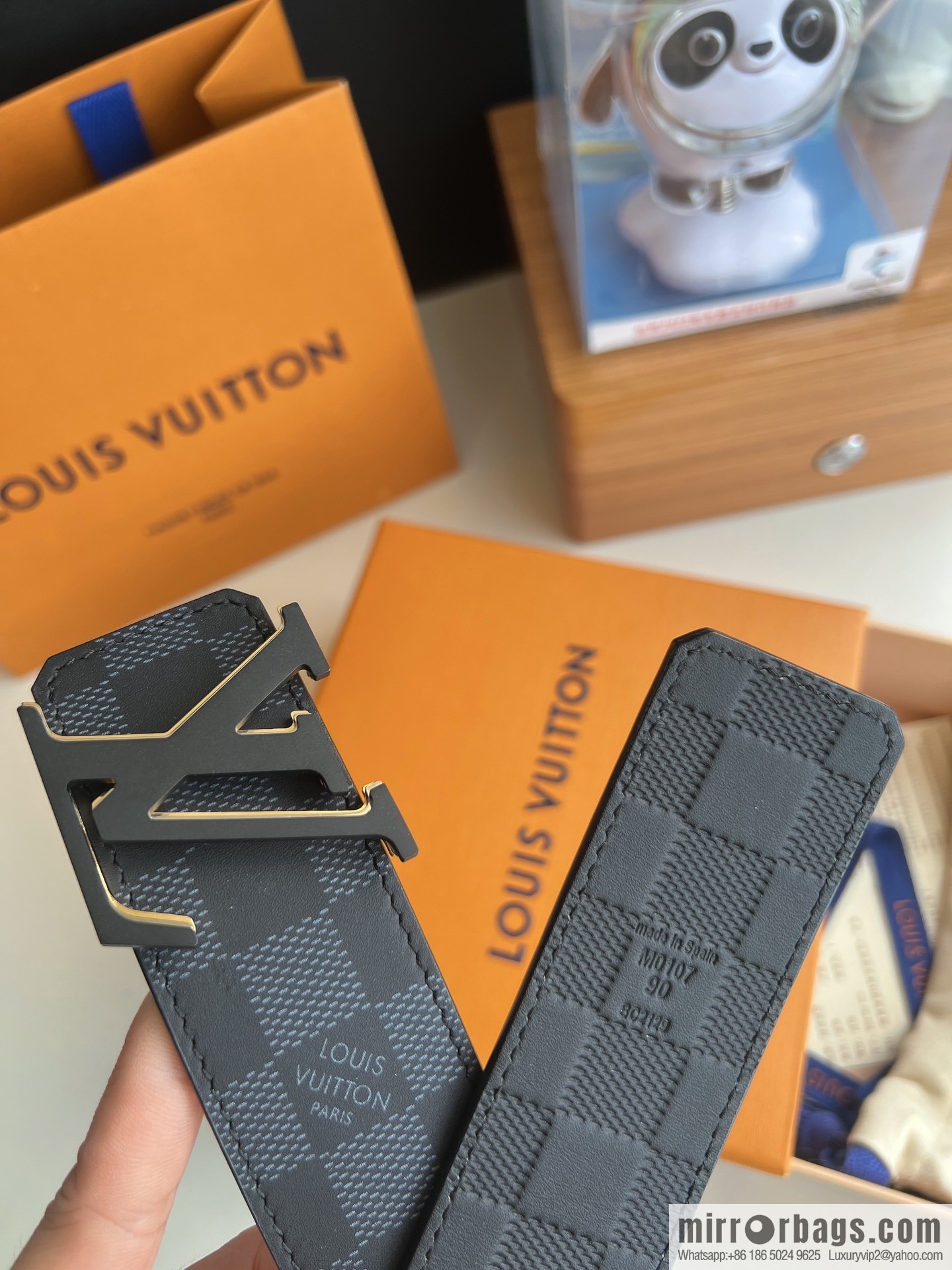 LV/Louis Vuitton, iconic LV Initiales logo men's 40mm belt