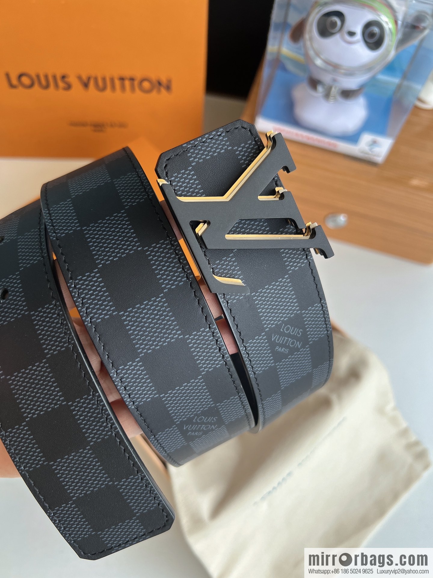 LV/Louis Vuitton, iconic LV Initiales logo men's 40mm belt