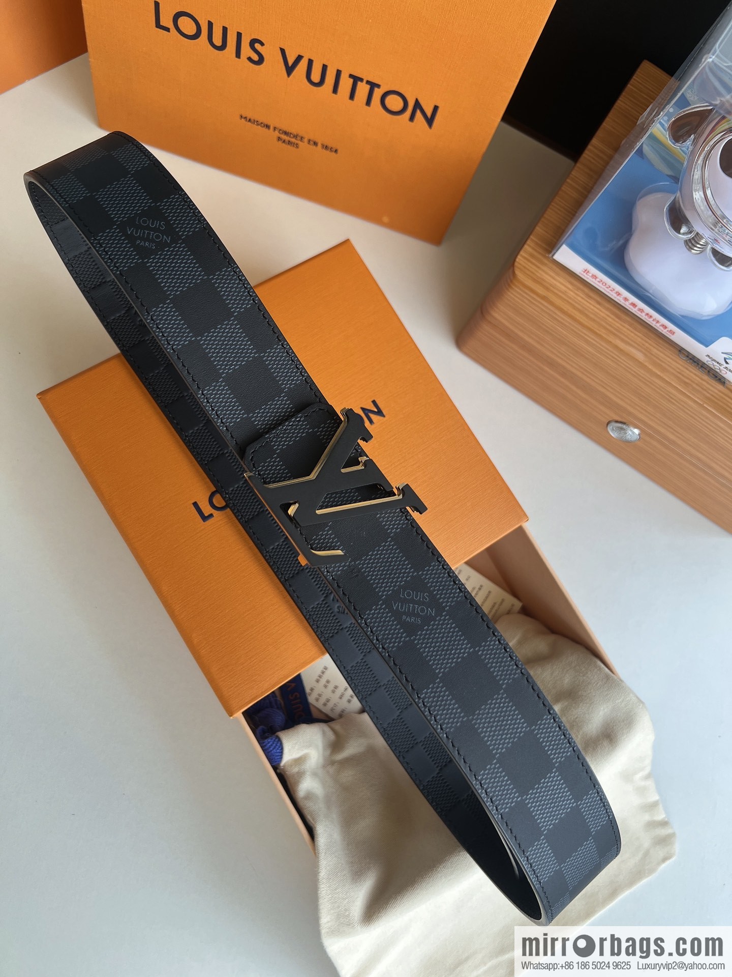 LV/Louis Vuitton, iconic LV Initiales logo men's 40mm belt