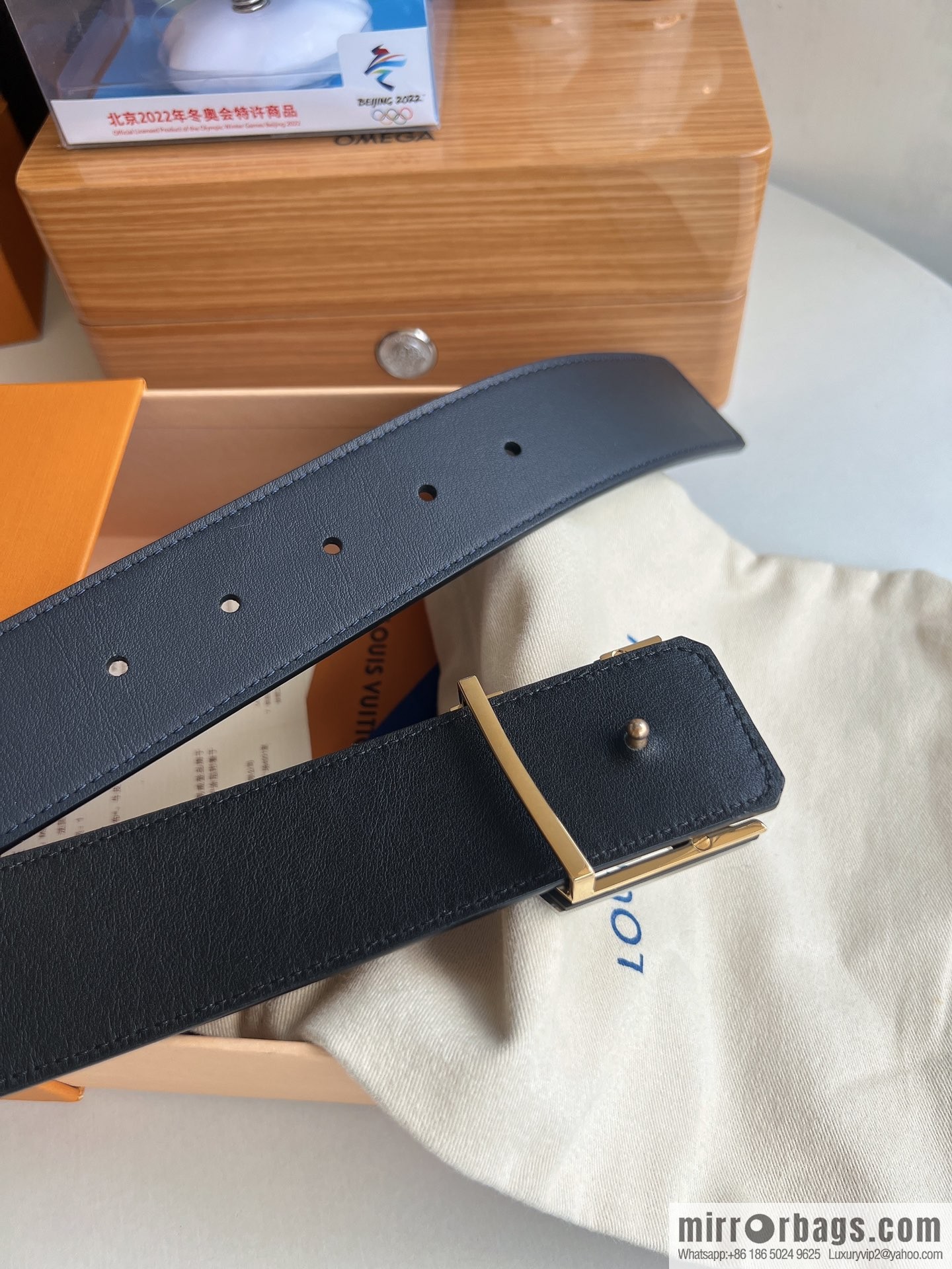 LV/Louis Vuitton, iconic LV Initiales logo men's 40mm belt