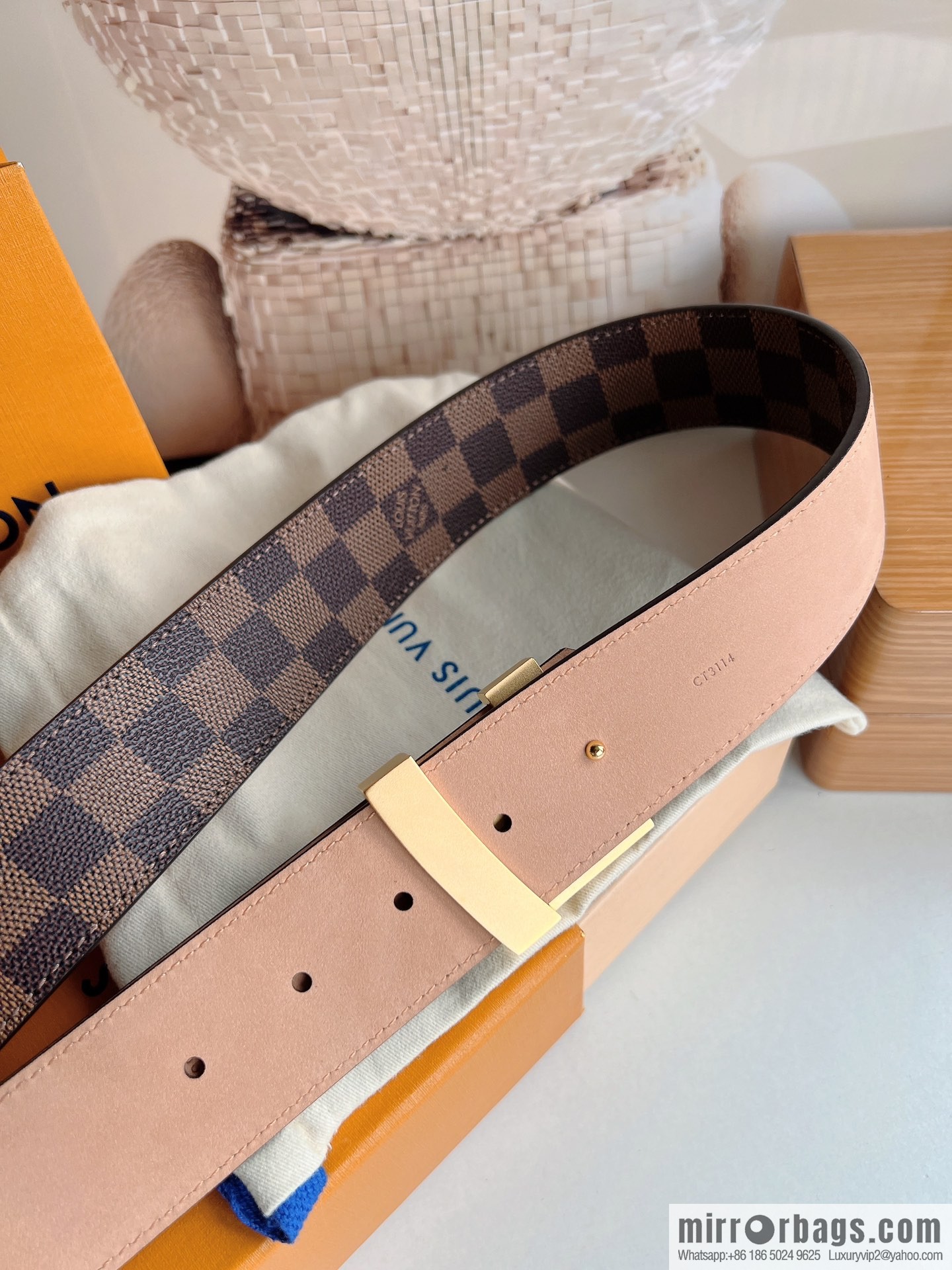 LV/Louis Vuitton, imported leather with Monogram's unique printed 40mm men's belt printed on the surface
