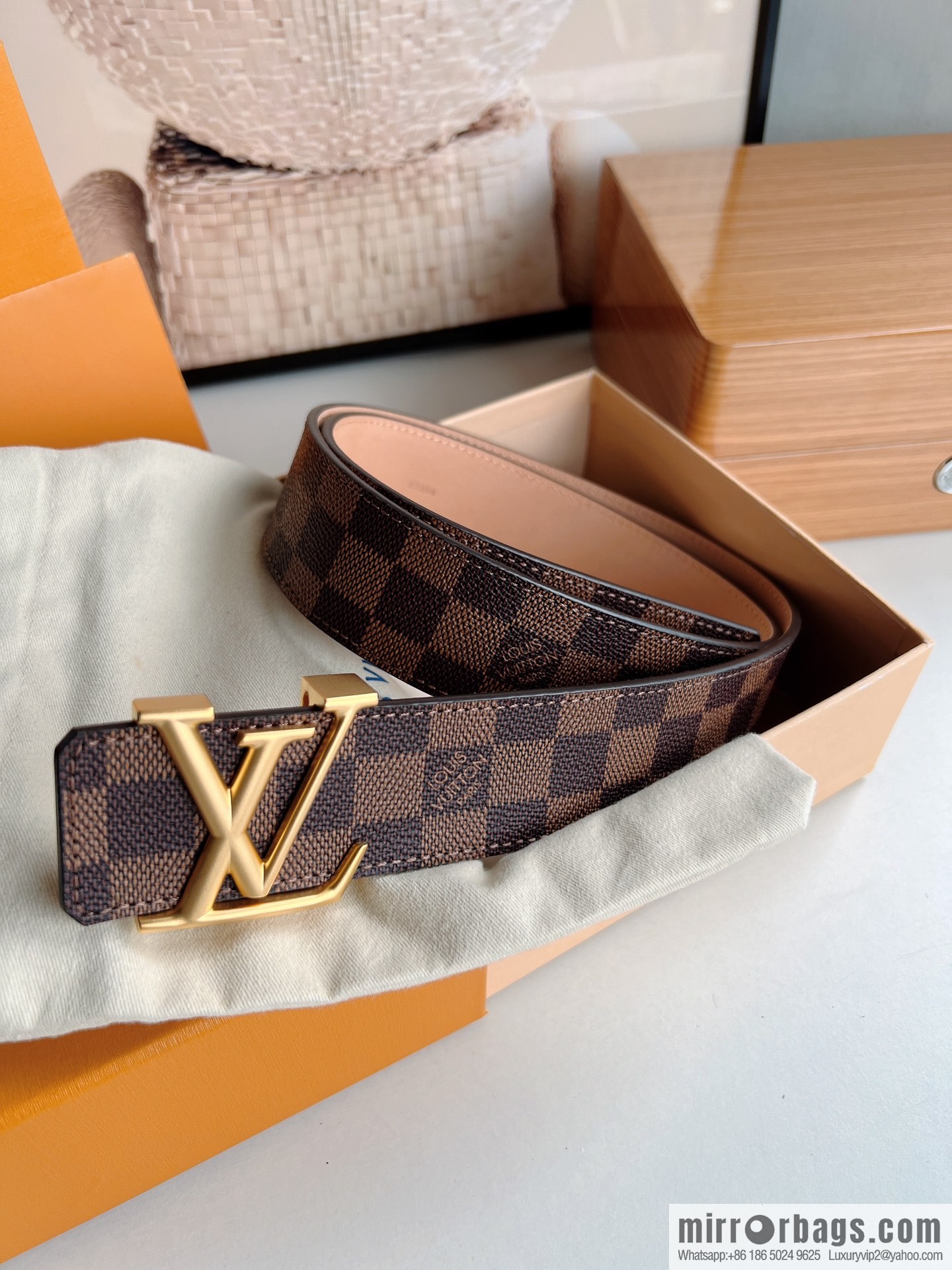 LV/Louis Vuitton, imported leather with Monogram's unique printed 40mm men's belt printed on the surface