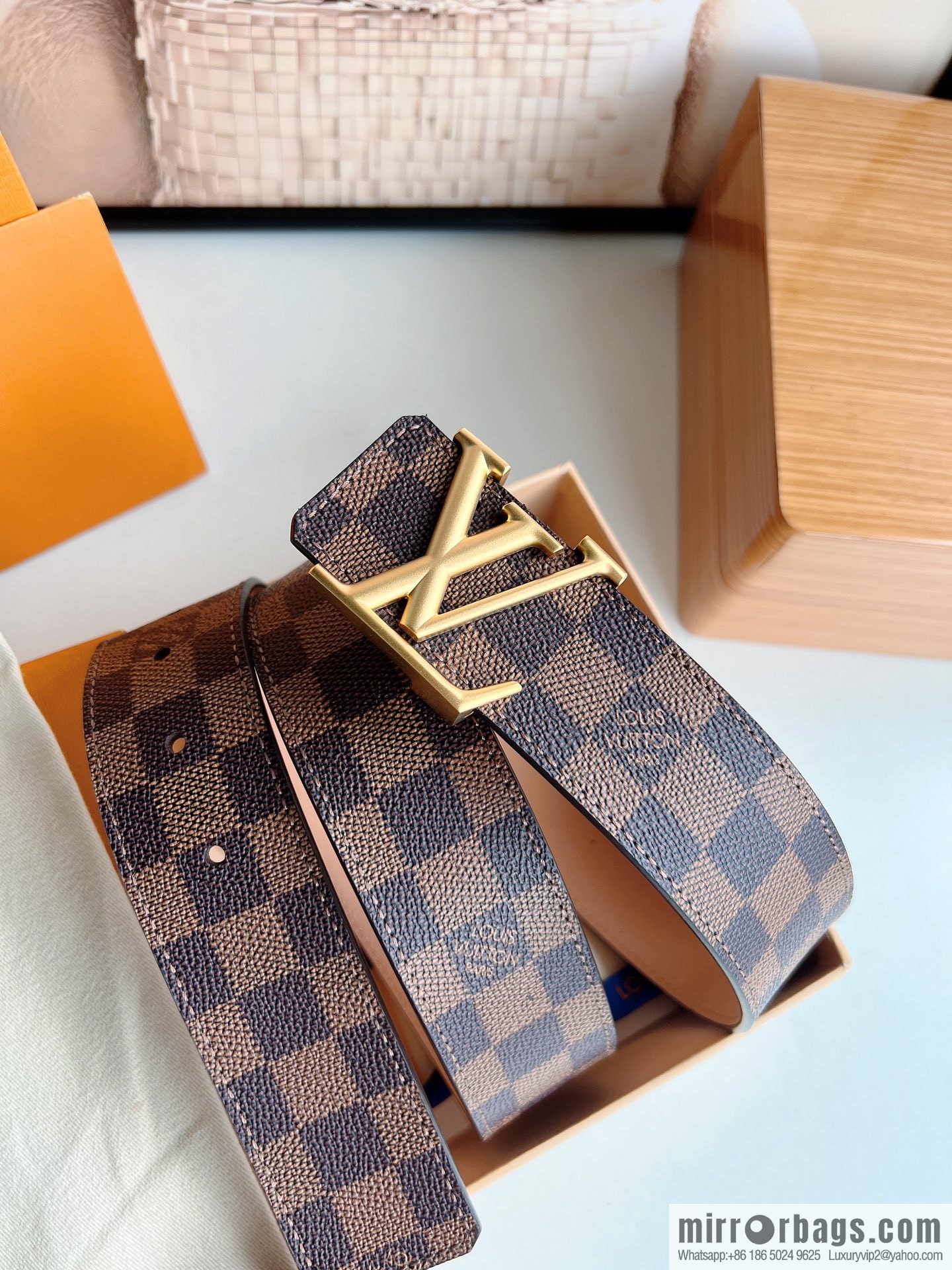 LV/Louis Vuitton, imported leather with Monogram's unique printed 40mm men's belt printed on the surface