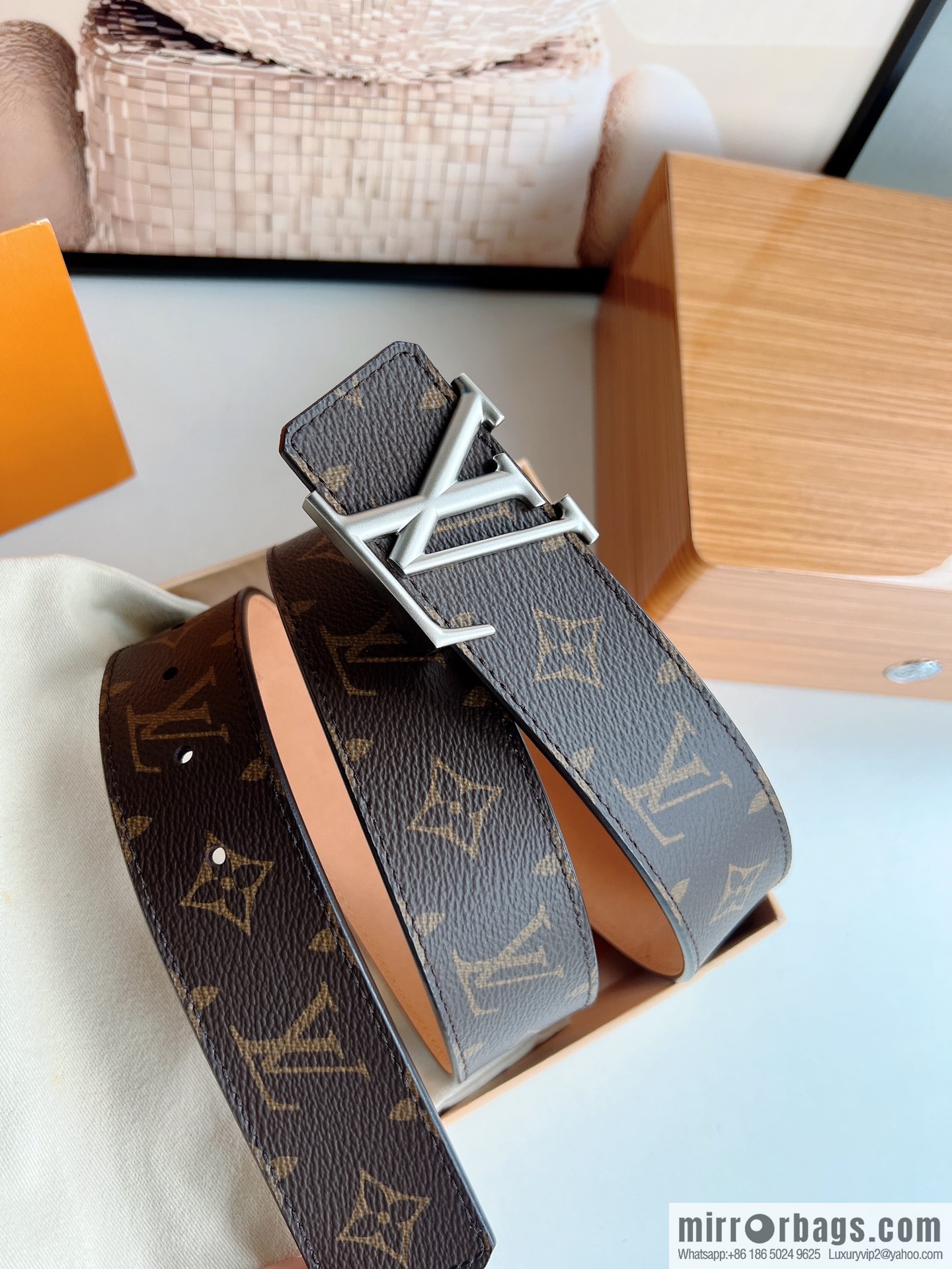 LV/Louis Vuitton, imported leather with Monogram's unique printed 40mm men's belt printed on the surface