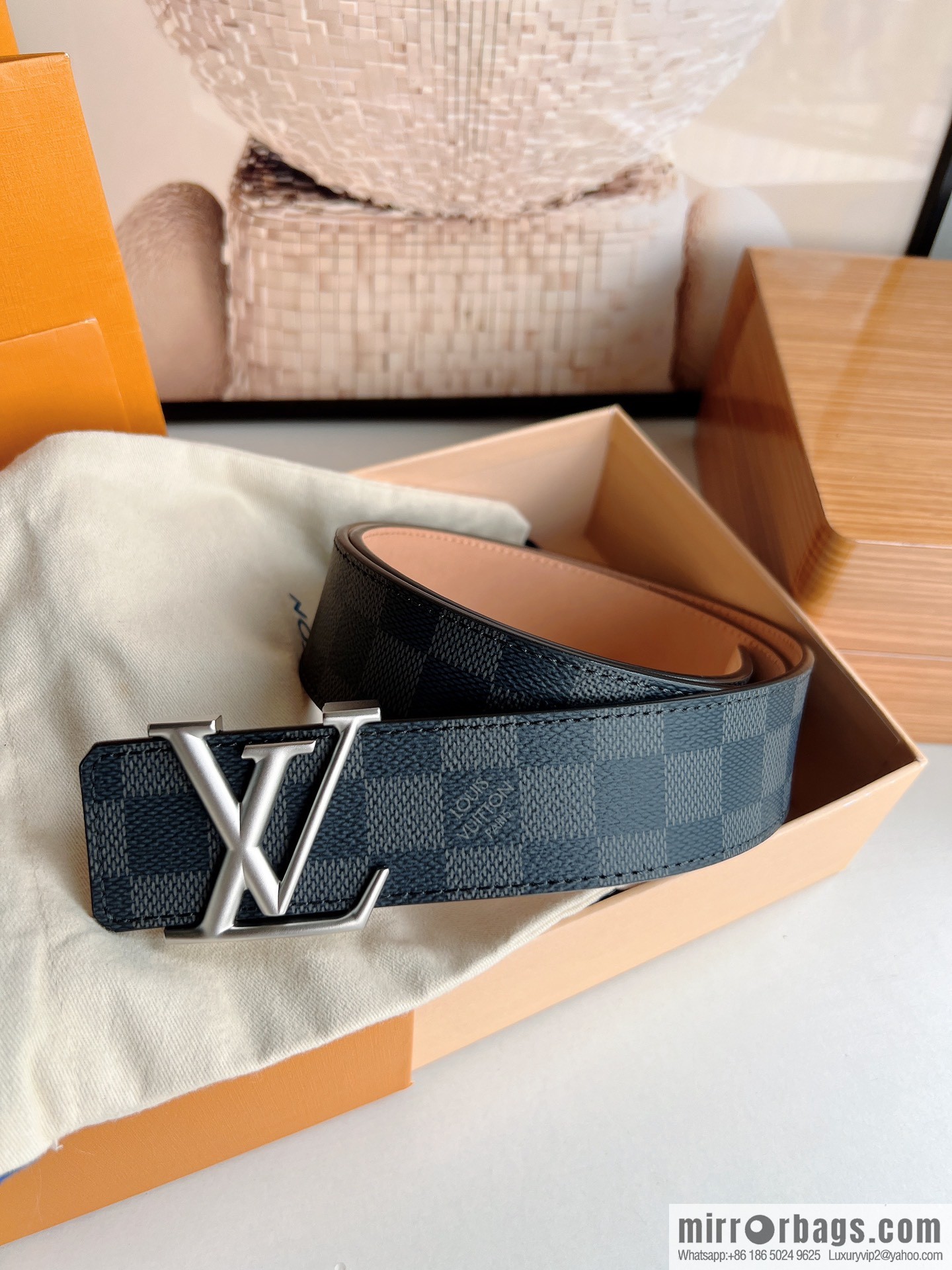 LV/Louis Vuitton, imported leather with Monogram's unique printed 40mm men's belt printed on the surface