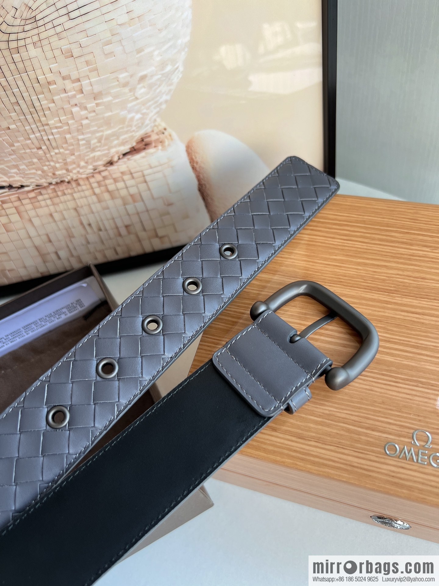 BV Baodian, imported calfskin woven small squares become a typical logo men 3.5cm.