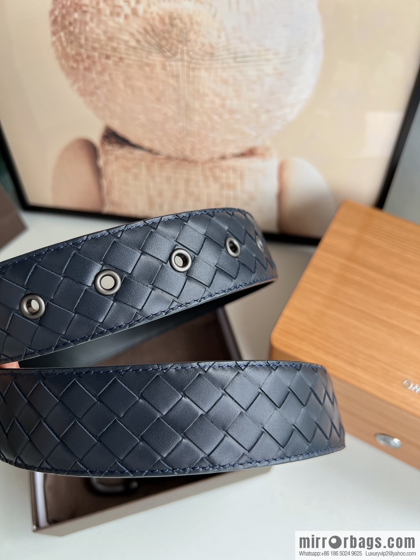BV Baodian, imported calfskin woven small squares become a typical logo men 3.5cm.