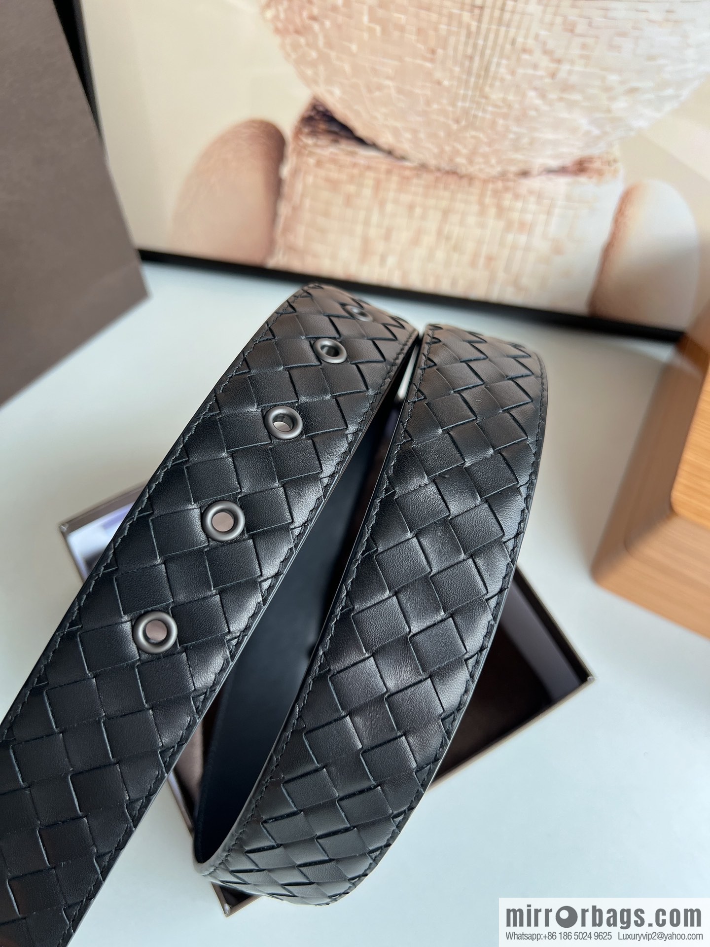 BV Baodian, imported calfskin woven small squares become a typical logo men 3.5cm.