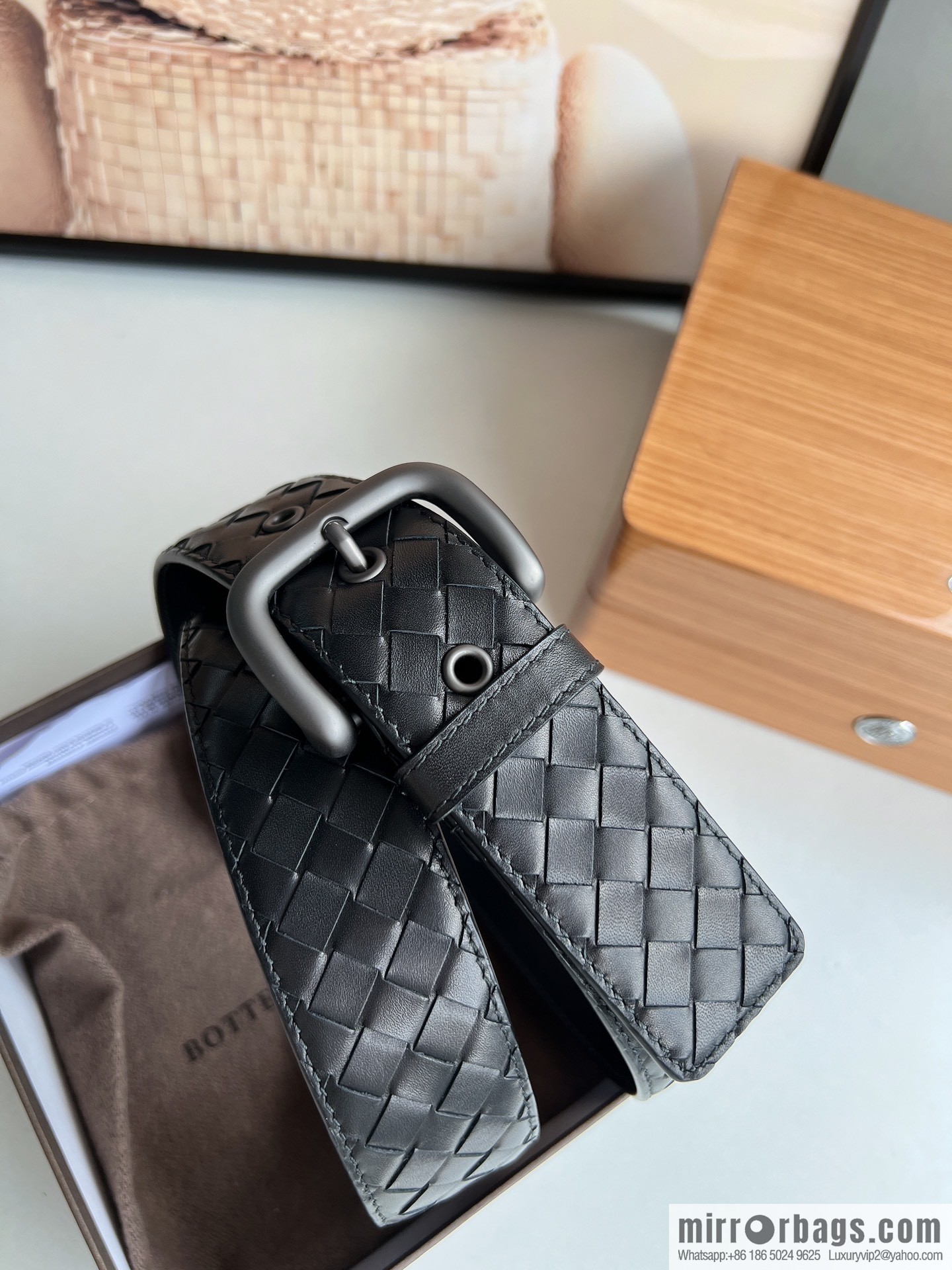 BV Baodian, imported calfskin woven small squares become a typical logo men 3.5cm.