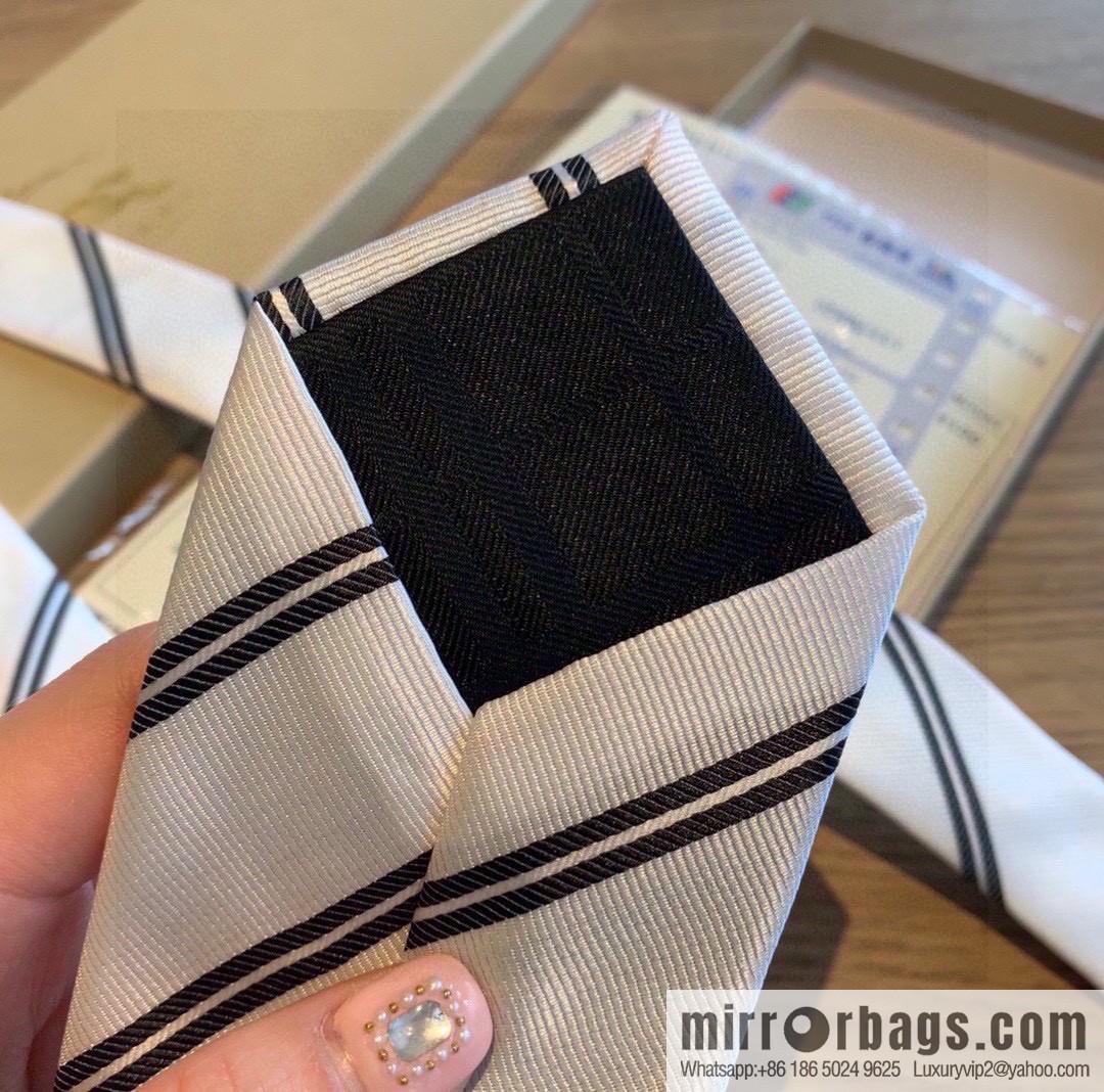 Burberry 100% Top Jacquard Silk Tie