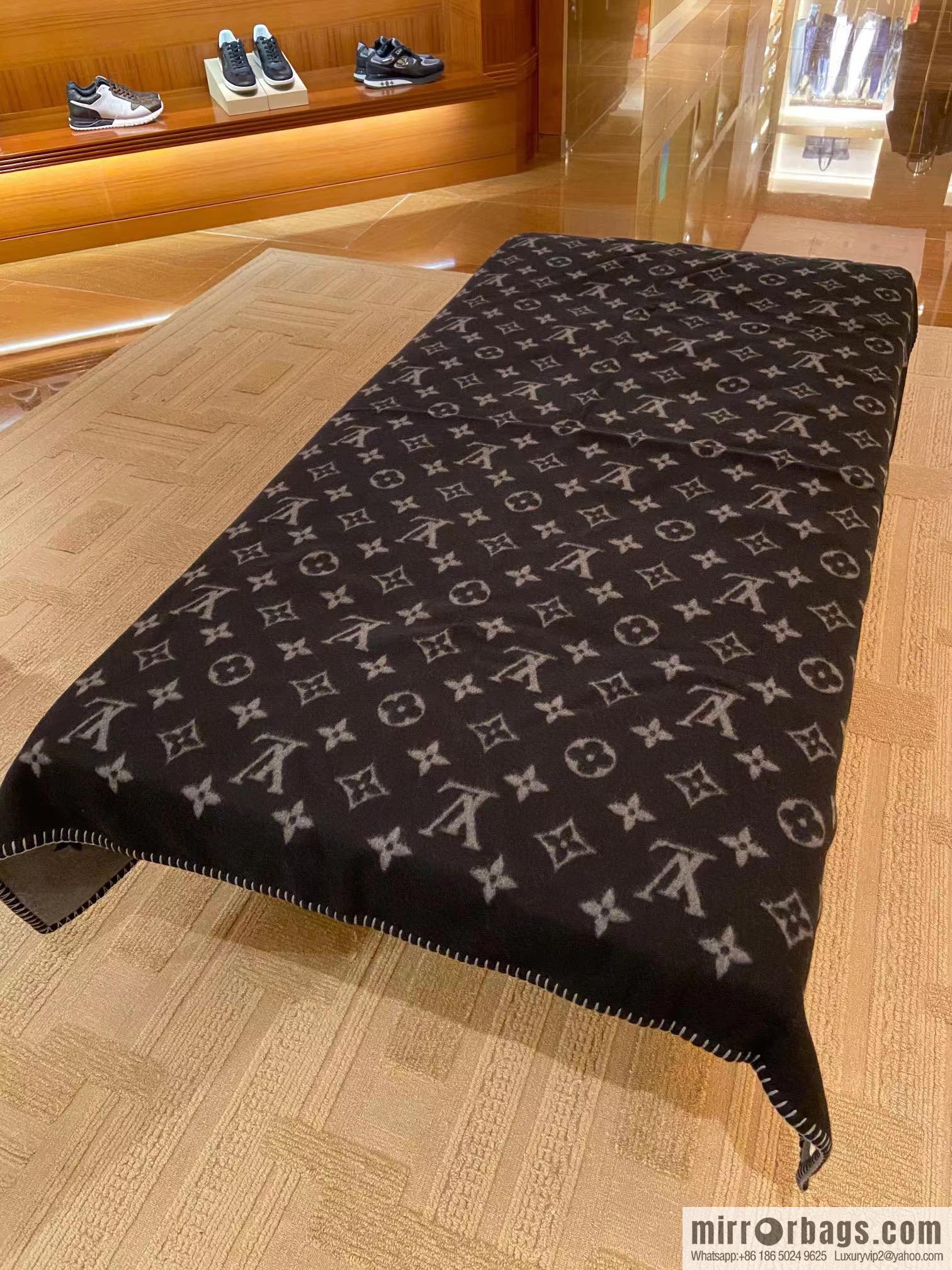 LV Louis Vuitton Neo monogram blanket m76032