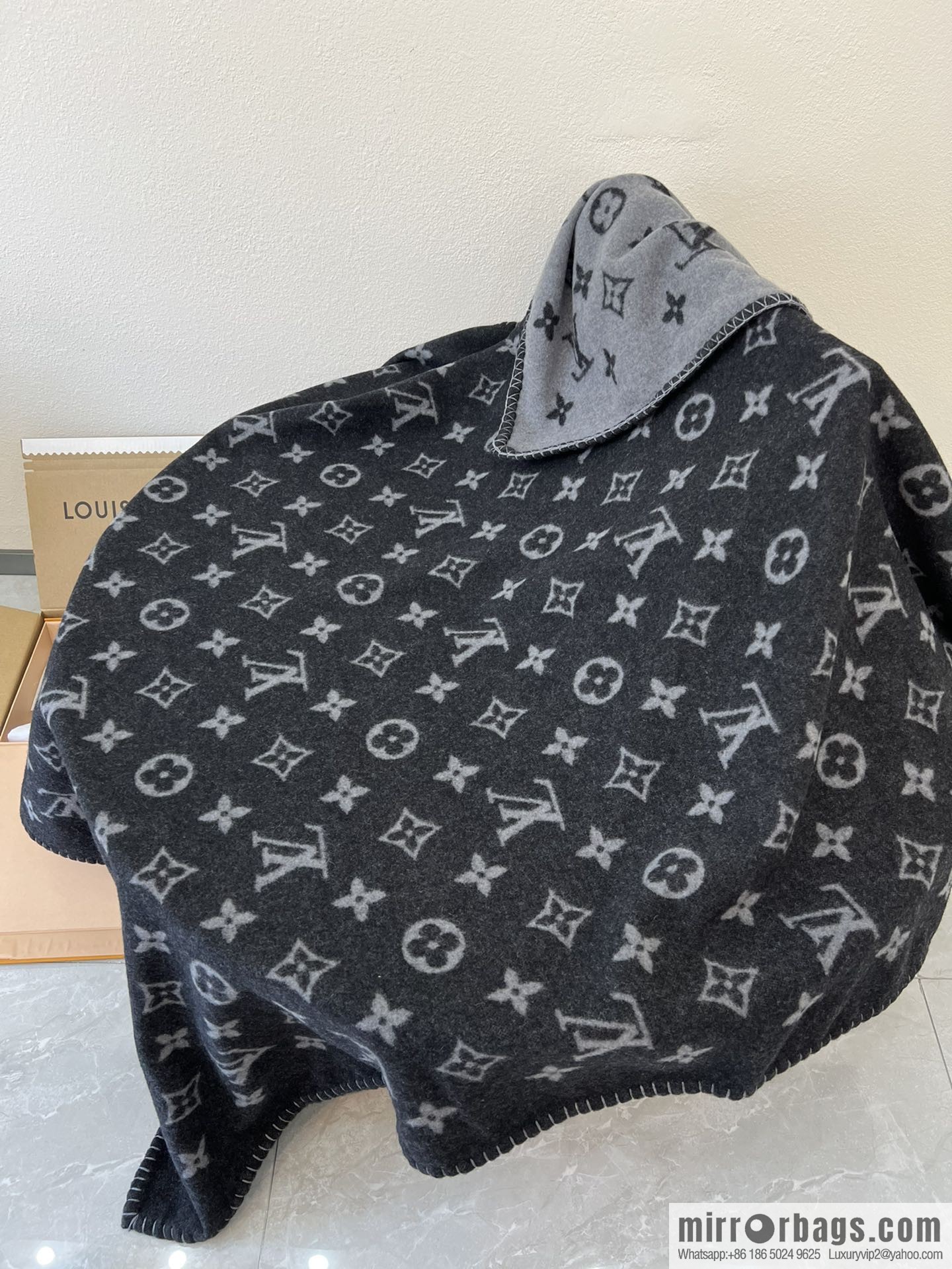 LV Louis Vuitton Neo monogram blanket m76032
