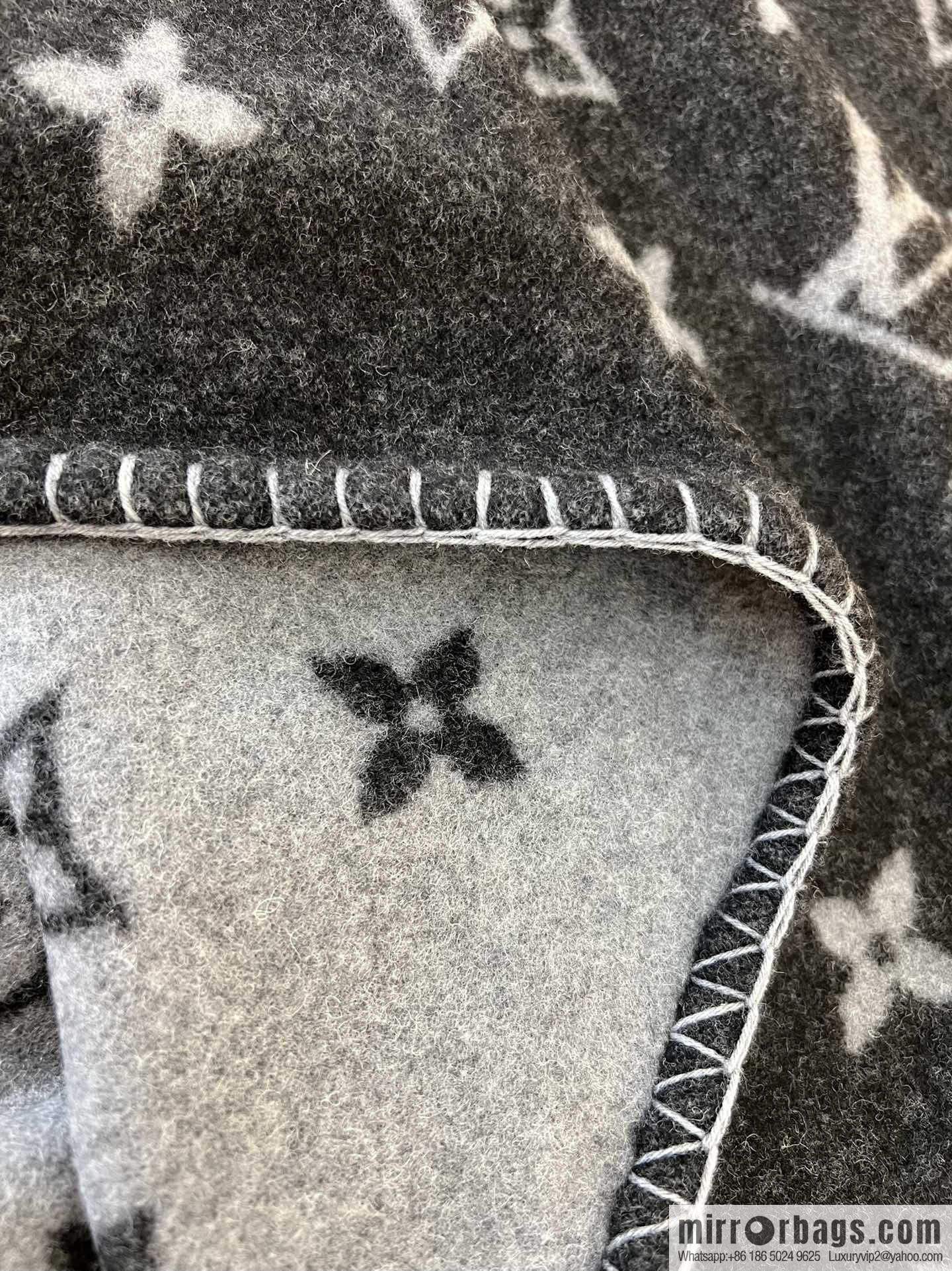 LV Louis Vuitton Neo monogram blanket m76032