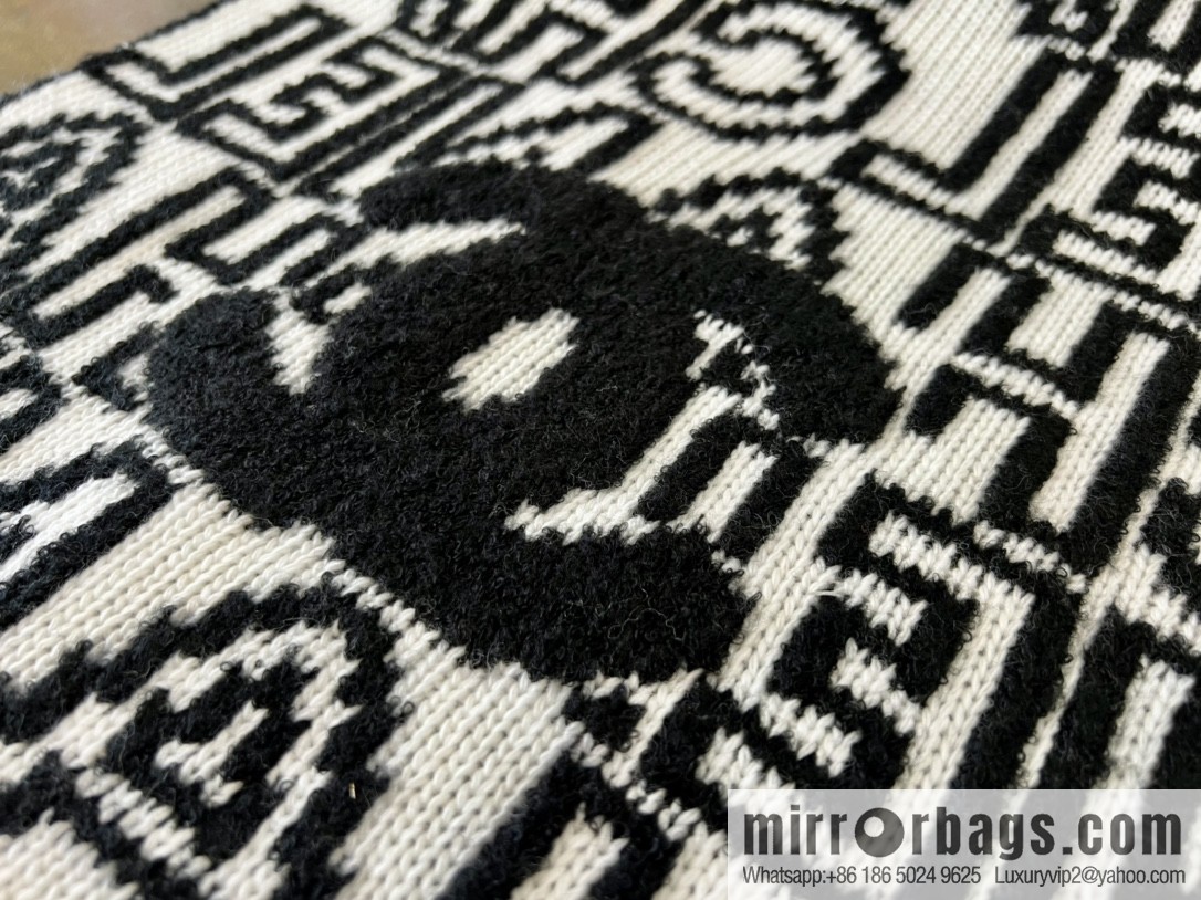 CHANEL Chanel double-sided letter cashmere scarf