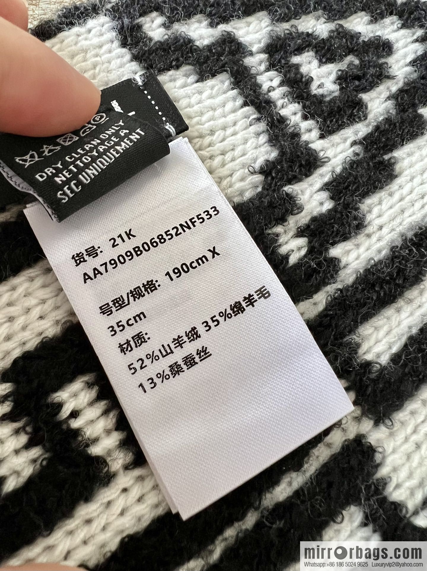 CHANEL Chanel double-sided letter cashmere scarf