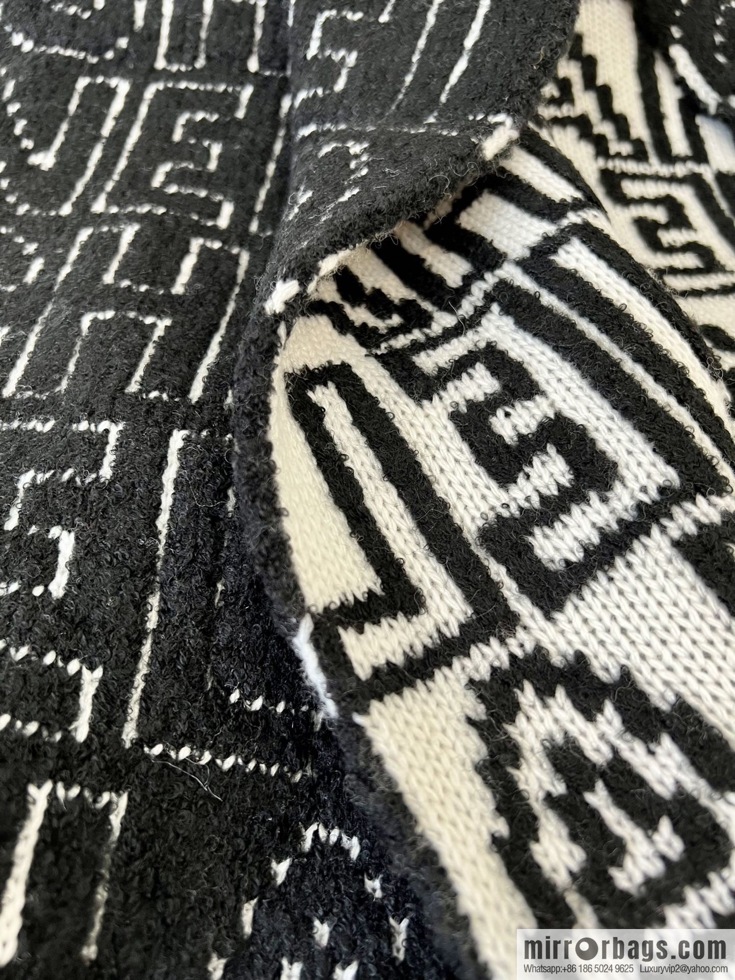 CHANEL Chanel double-sided letter cashmere scarf