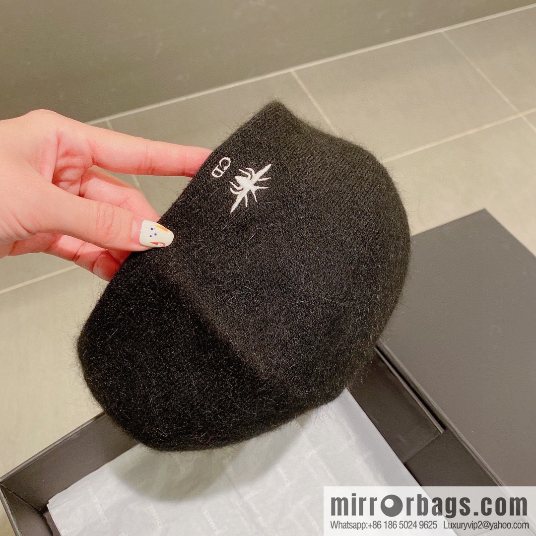 Dior 2022 autumn and winter new knitted rabbit fur beret